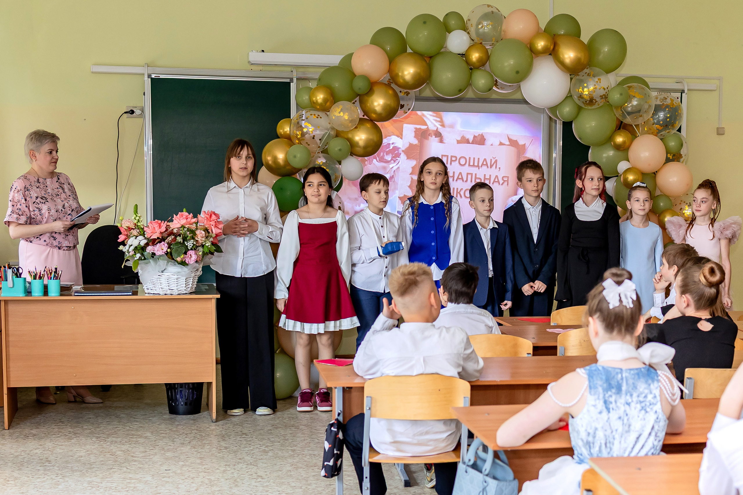 Выпускной в начальной школе в классе. Фотограф и видеограф Москва. Свадебный фотограф, видеограф. Выпускные альбомы. Оживающие альбомы