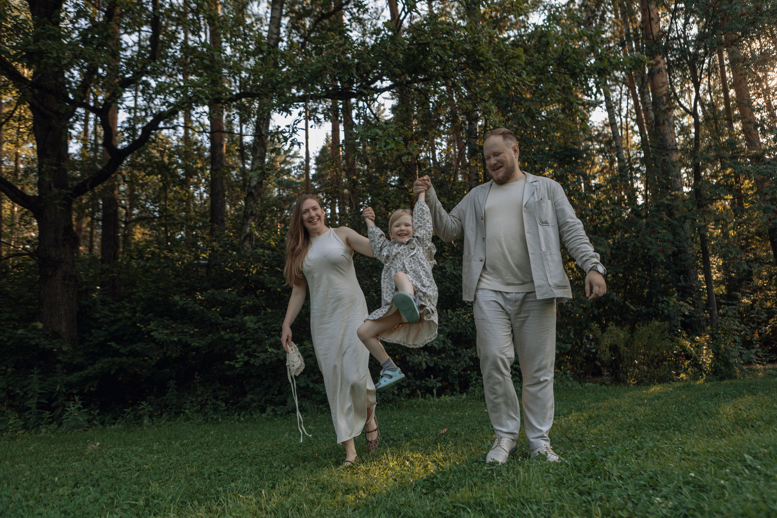 Семейный портрет на пикнике под деревьями, летняя фотосессия в Москве