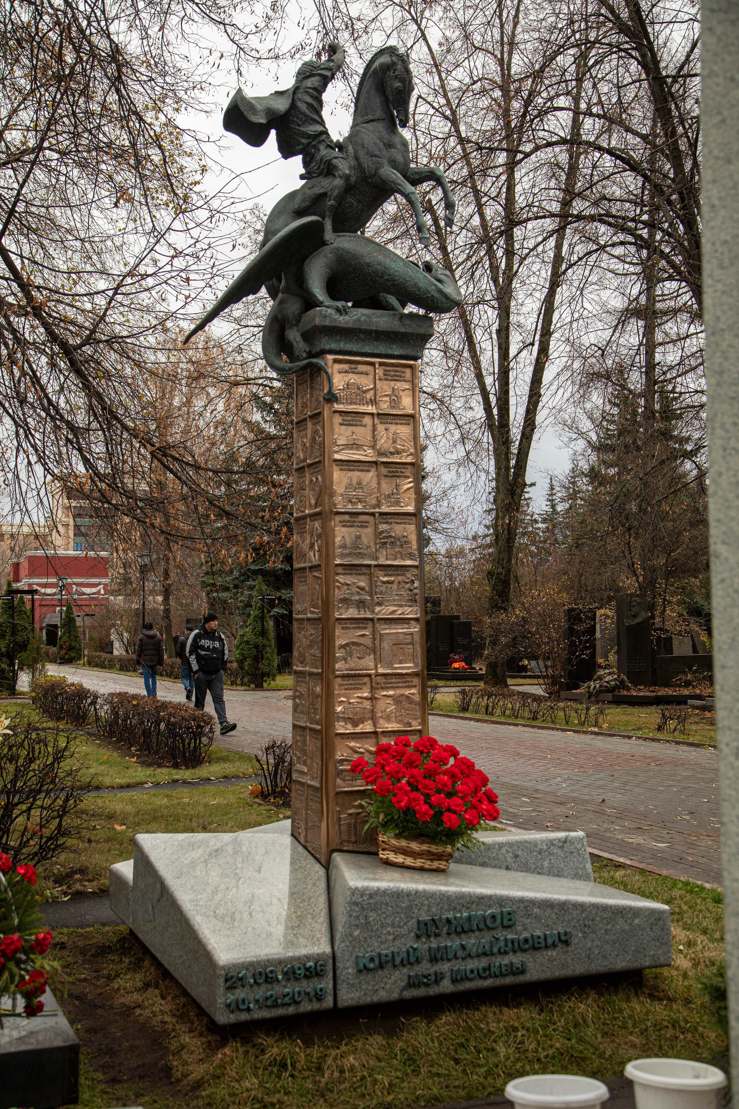 Осенняя прогулка по Новодевичьему кладбищу. Фотограф Сергей Ловкий