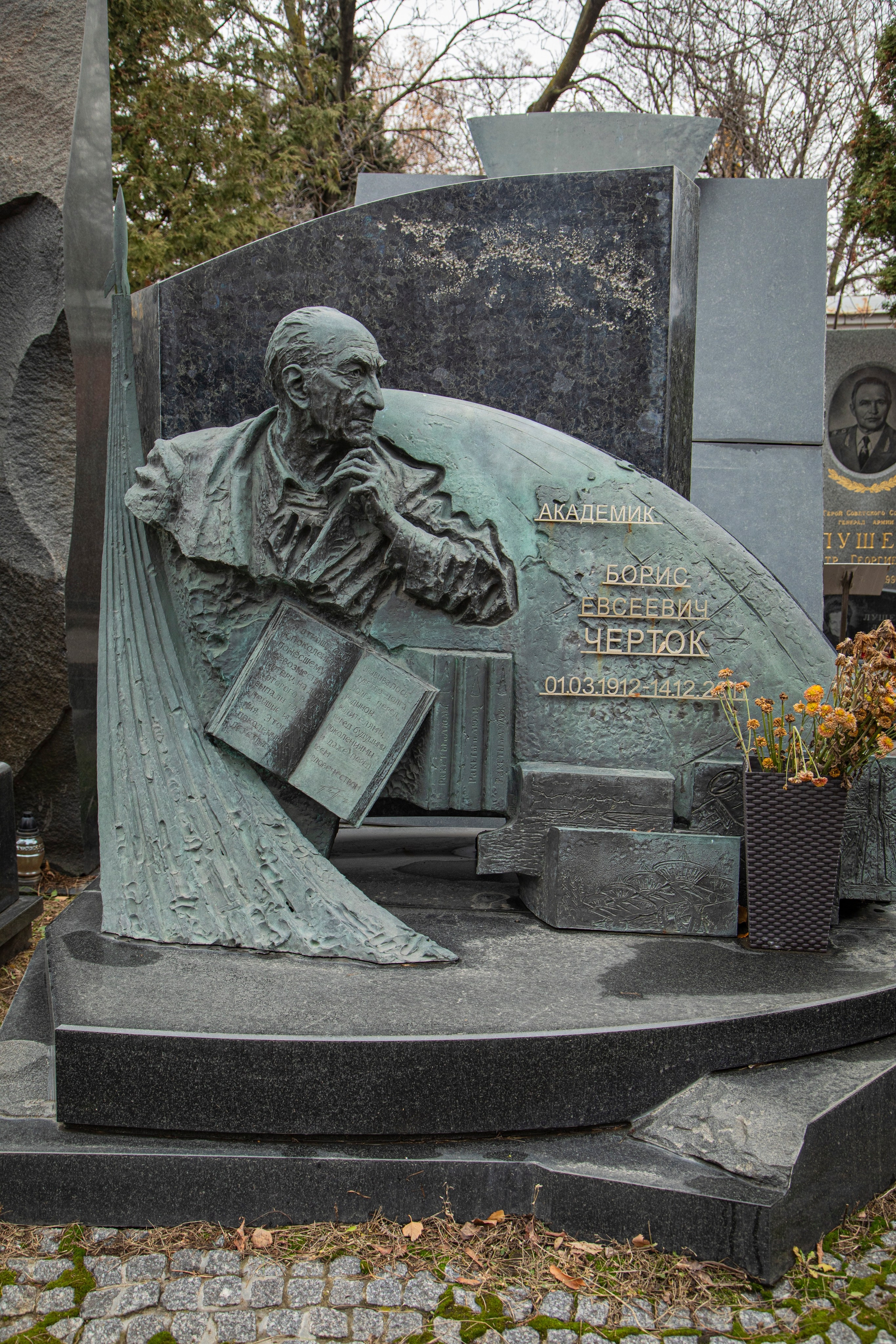 Осенняя прогулка по Новодевичьему кладбищу. Фотограф Сергей Ловкий