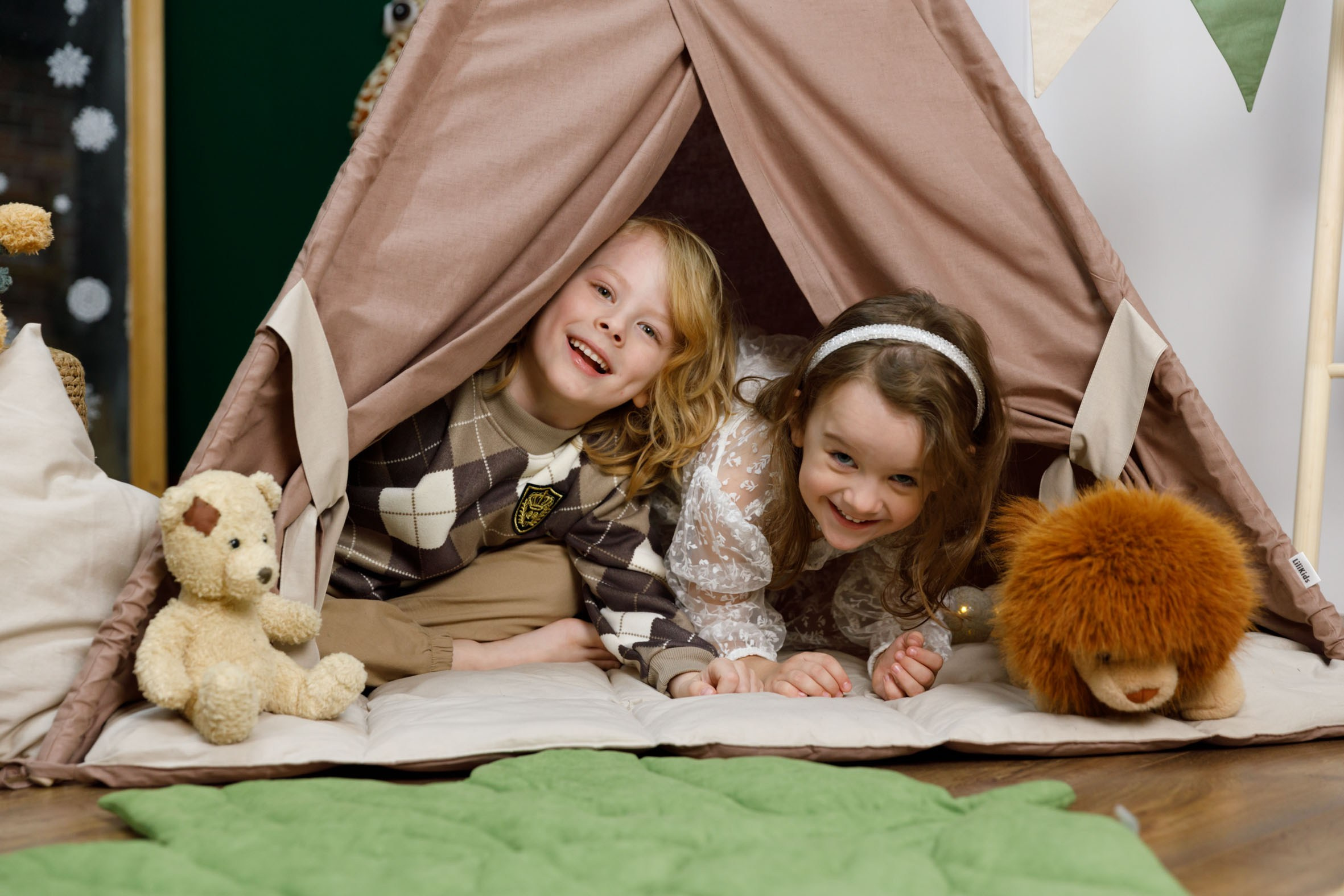 Из чего же сделано новогоднее настроение? Из совместных игр под елкой, болтовней с лучшей подружкой, созерцанием горящей свечи. Фотограф Анна Телекаева, выпускные альбомы, семейные и репортажные съемки в Омске