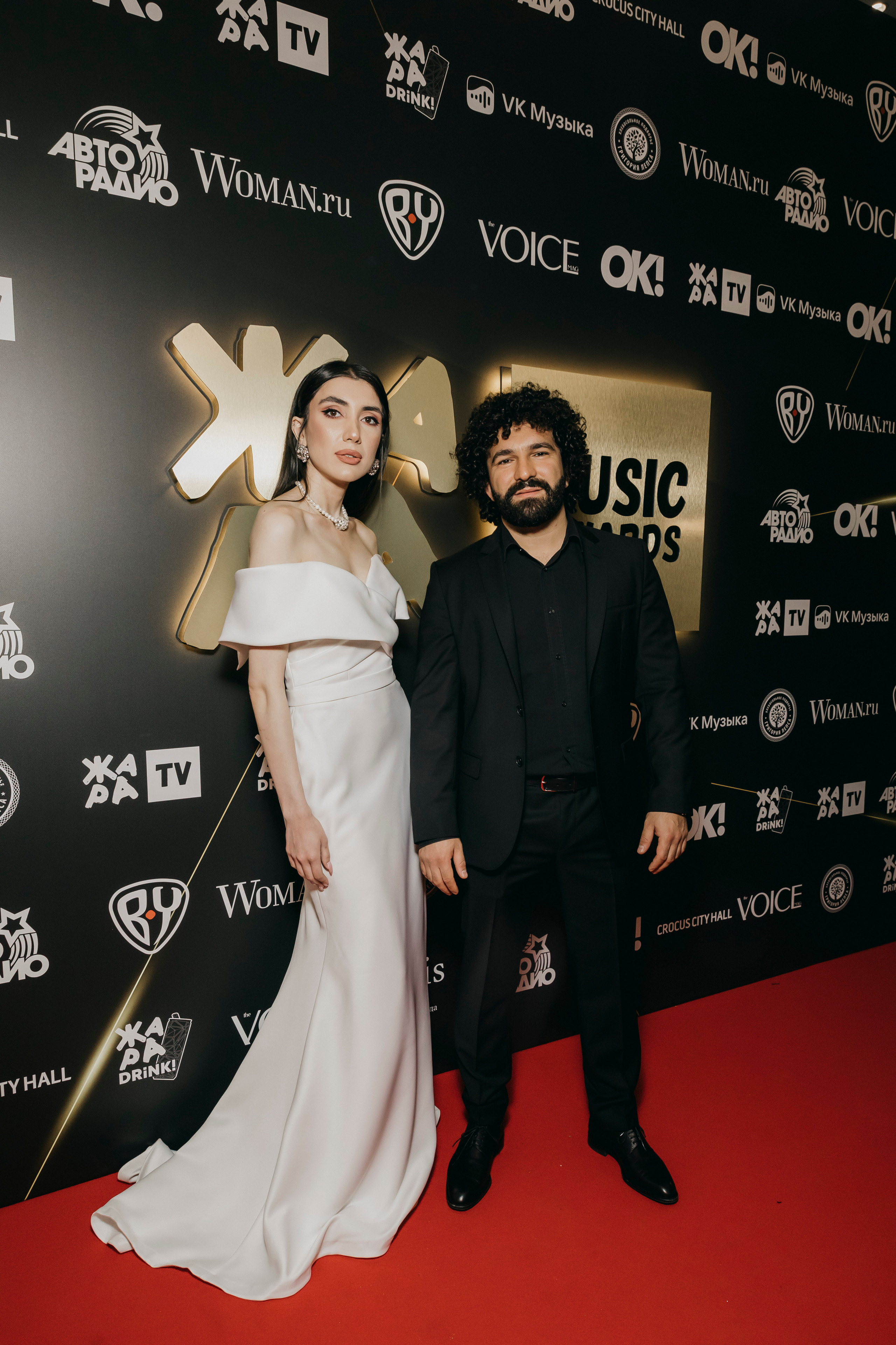 Bah Tee со спутницей на Премии ЖАРА MUSIC AWARDS 2022 в Crocus City Hall в Москве