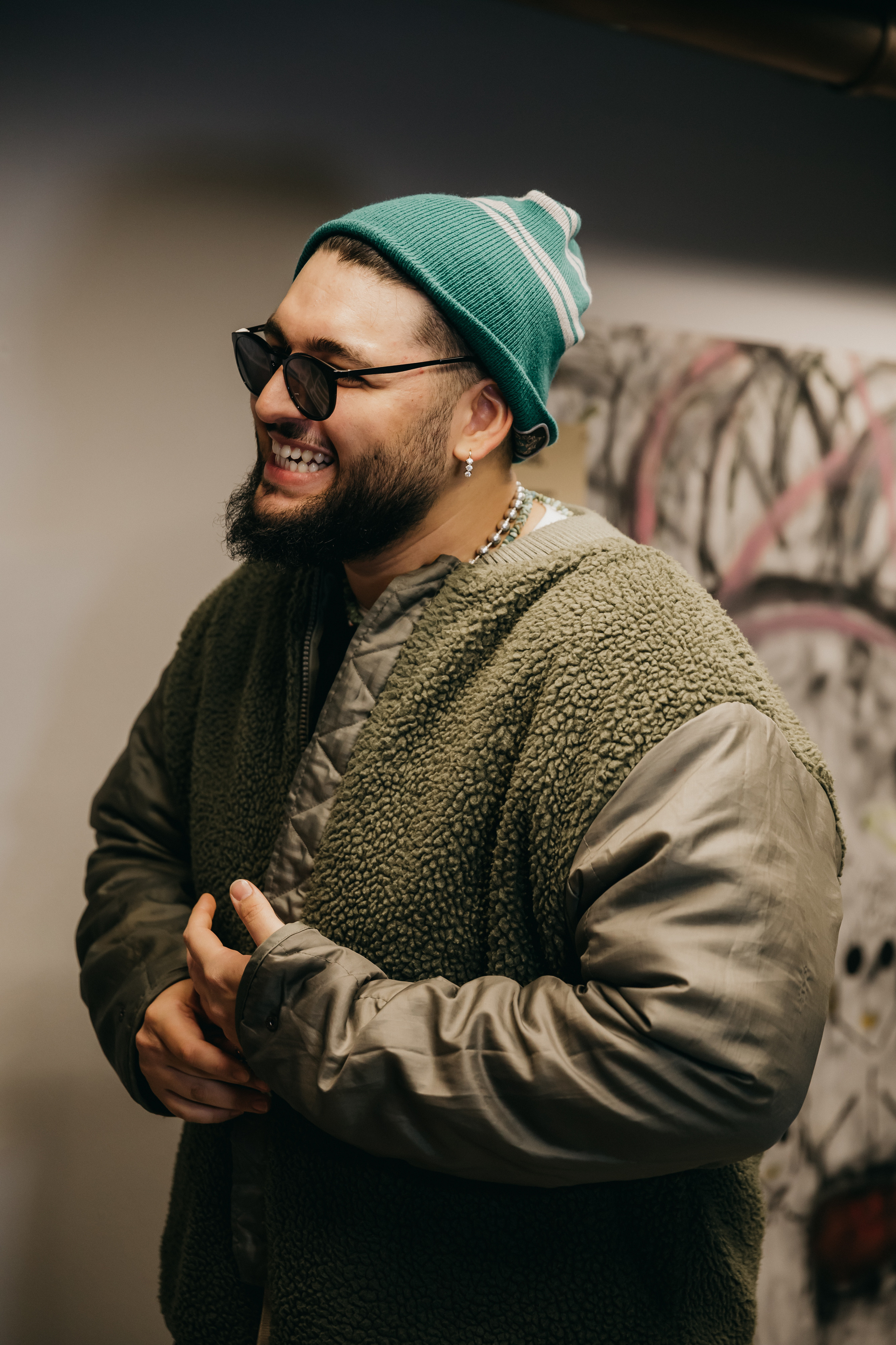 andro на своей выставке картин в Москве