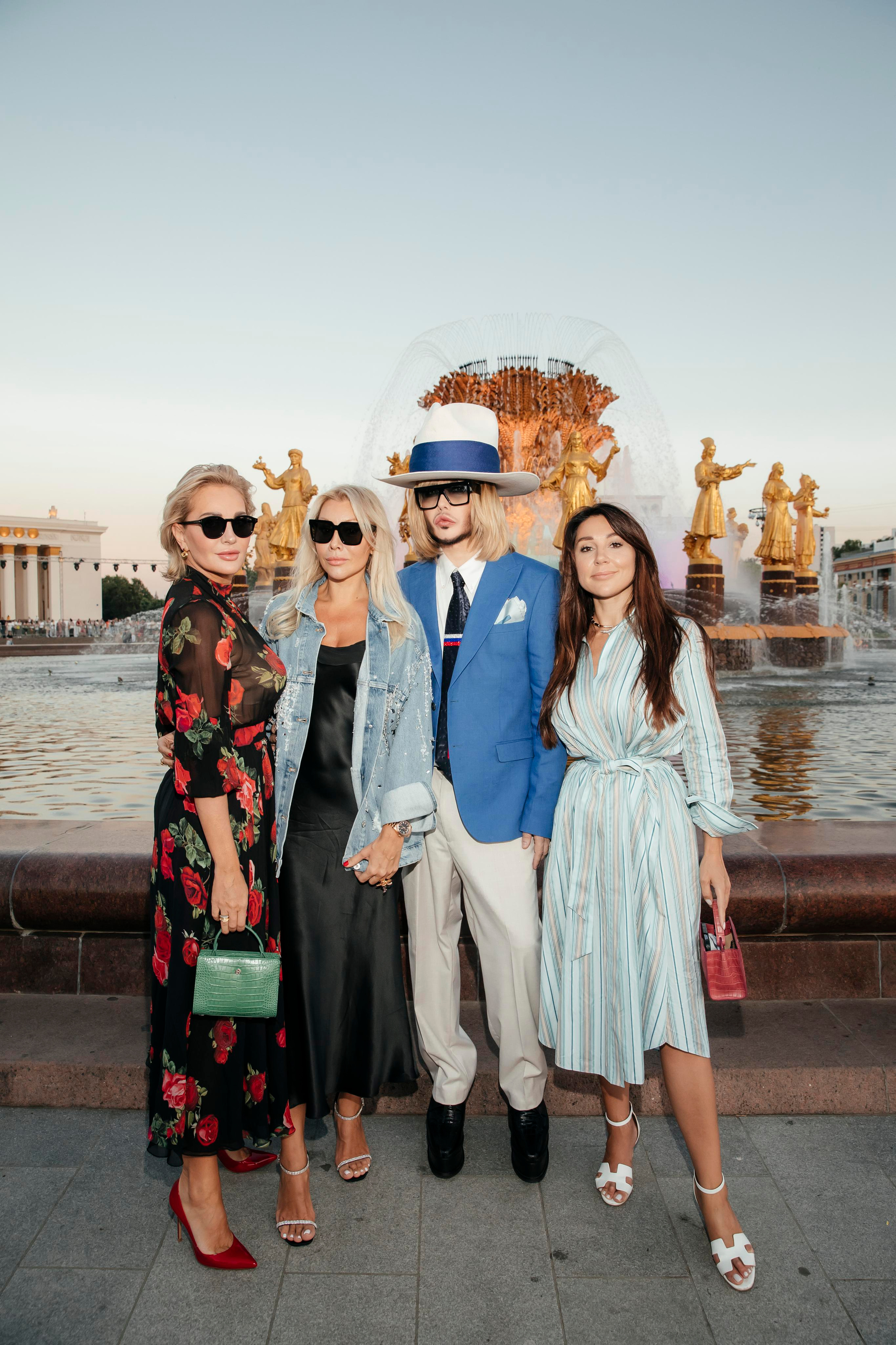 Светлана Ермолова (слева), Сергей Зверев в центре на Московской Неделе Моды на ВДНХ