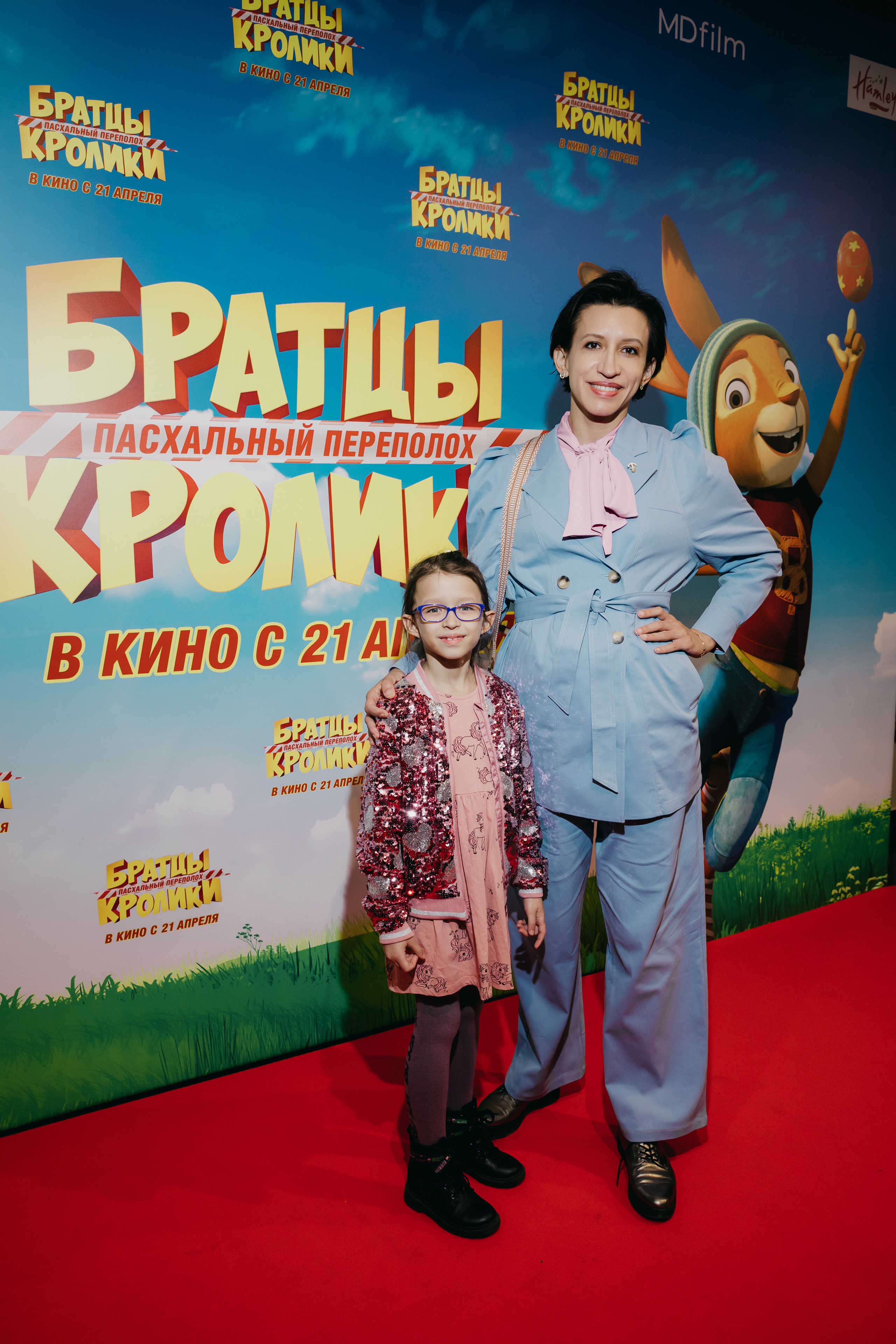 Елена Борщева с дочерью на премьере анимации «Братцы кролики: Пасхальный переполох»