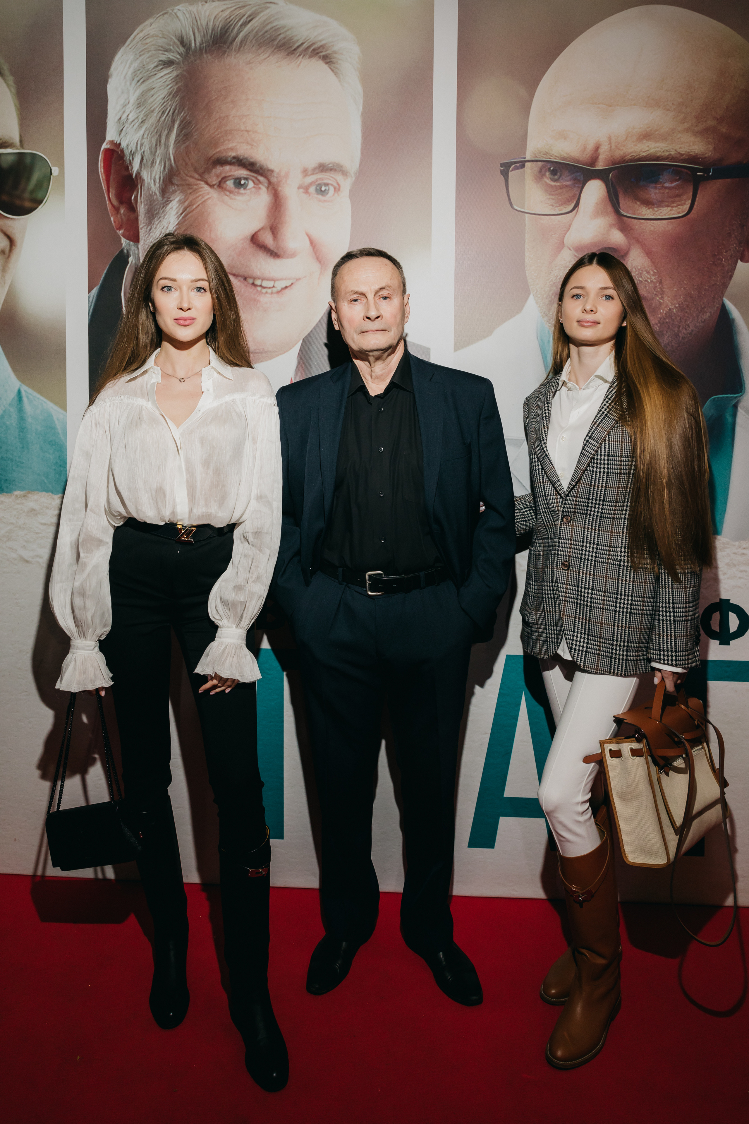 Сергей Холмогоров с дочерьми на премьере фильма Папы в Москве