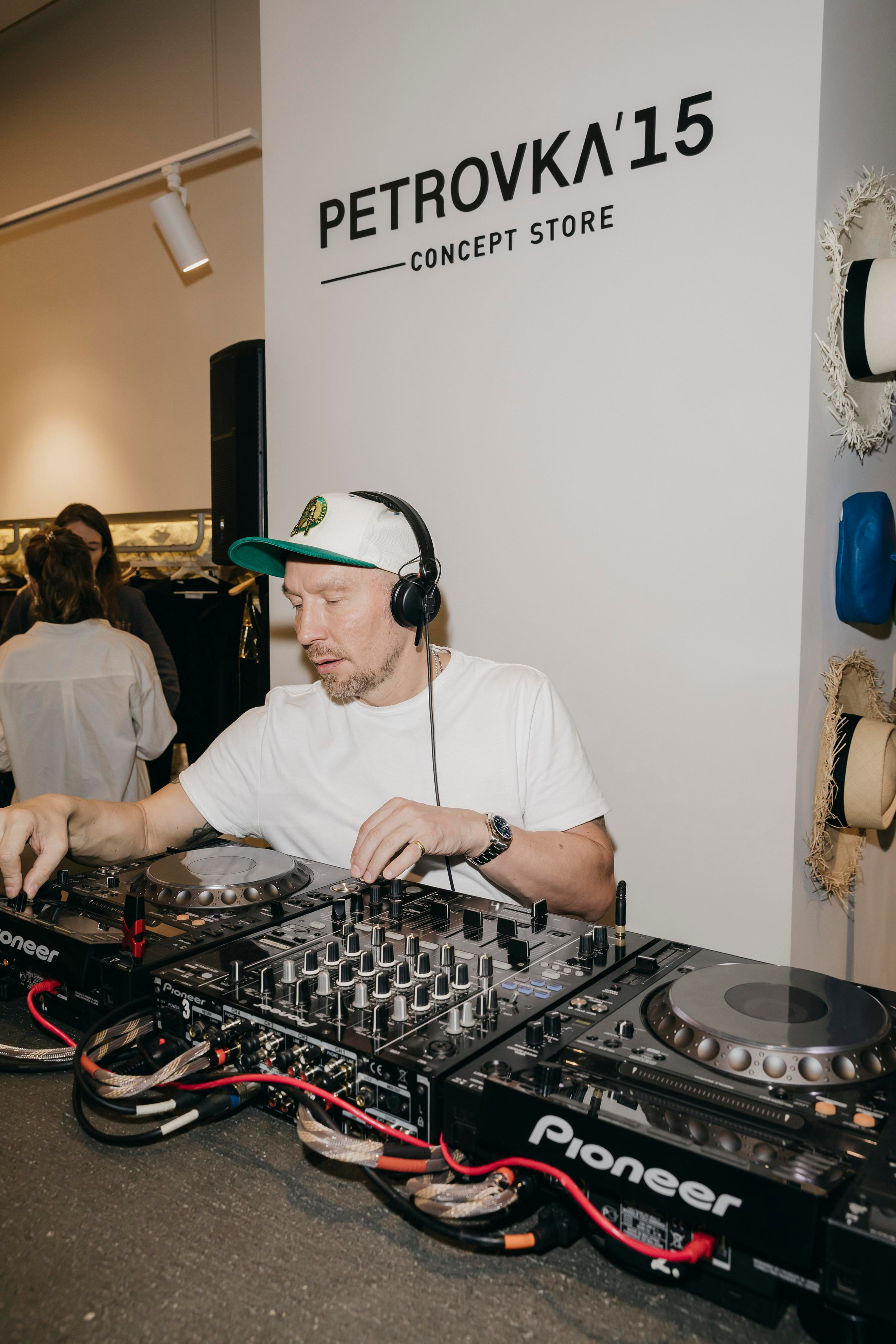 Мультибрендовый concept store Petrovka’15. «Птичка на проводе»: информационный портал в Москве