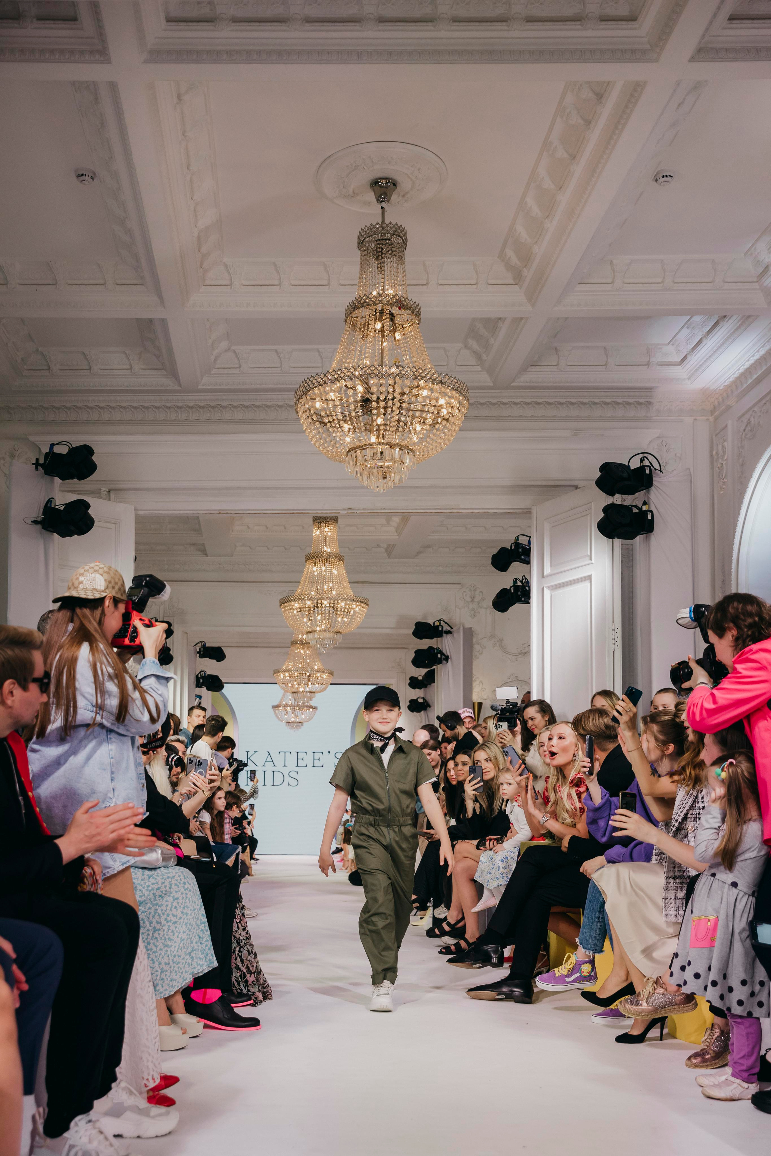 Сын Елены Блиновской на показе бренда KATEE'S KIDS в Москве