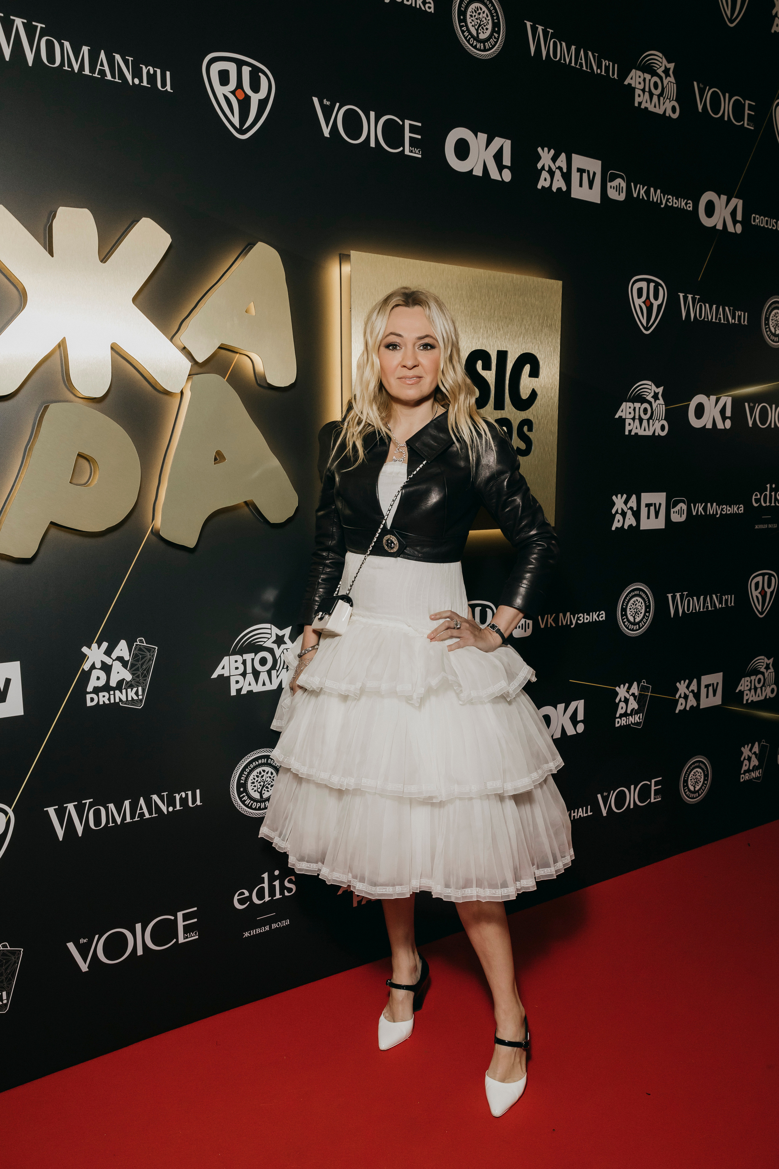 Яна Рудковская на Премии ЖАРА MUSIC AWARDS 2022 в Crocus City Hall в Москве