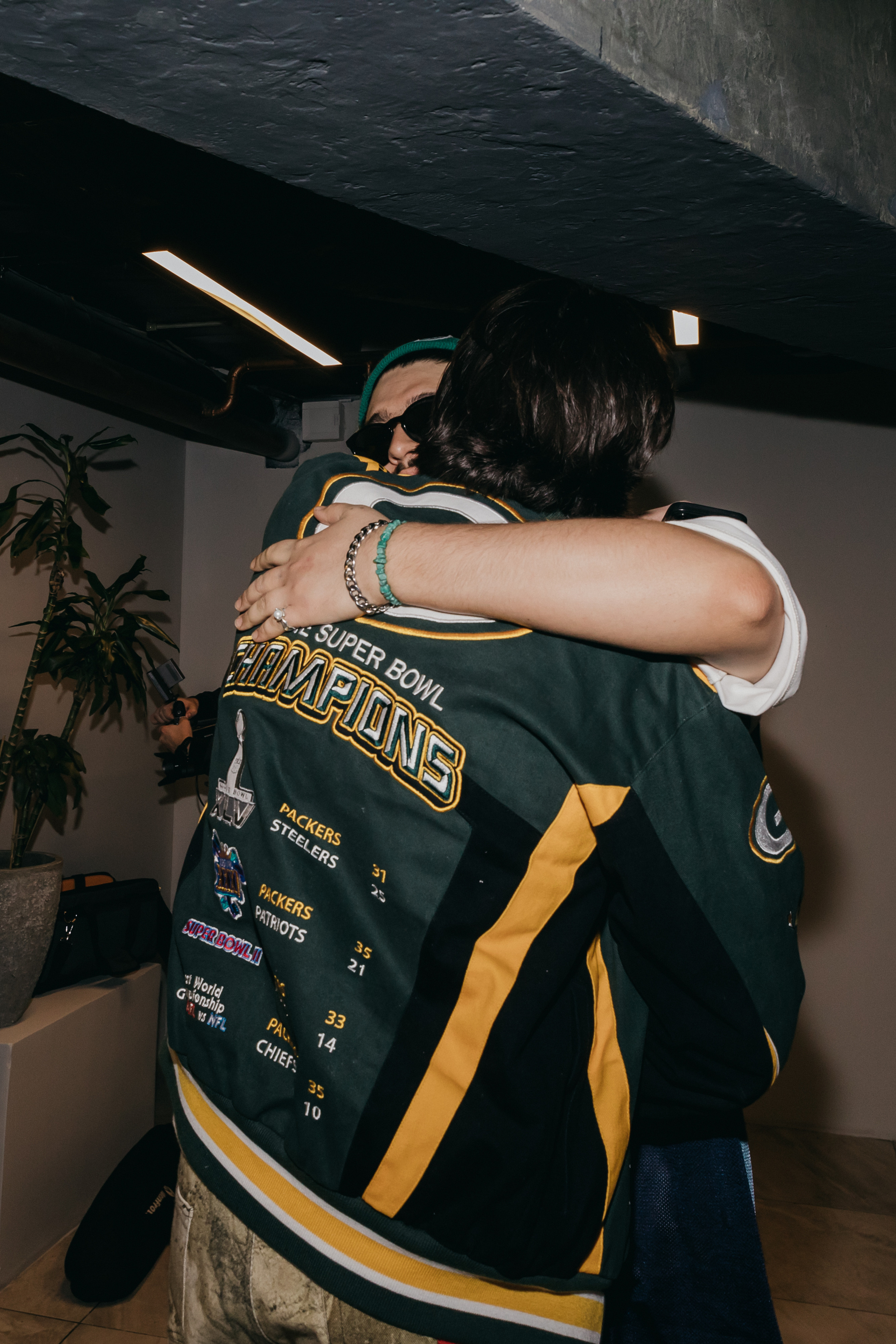 elman и andro на выставке картин на центральном рынке в Москве