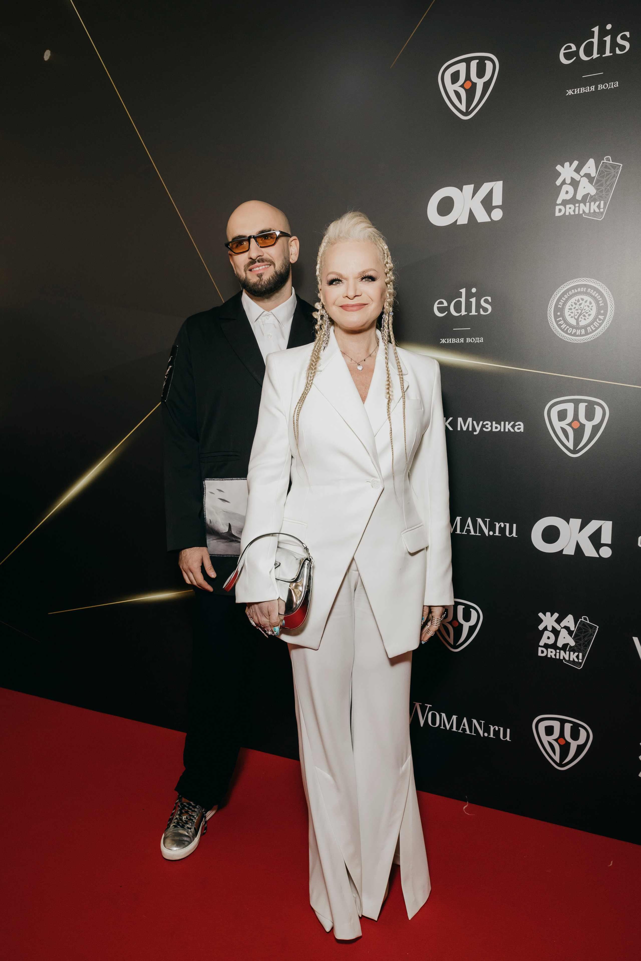 Лариса Долина со спутником на Премии ЖАРА MUSIC AWARDS 2022 в Crocus City Hall в Москве