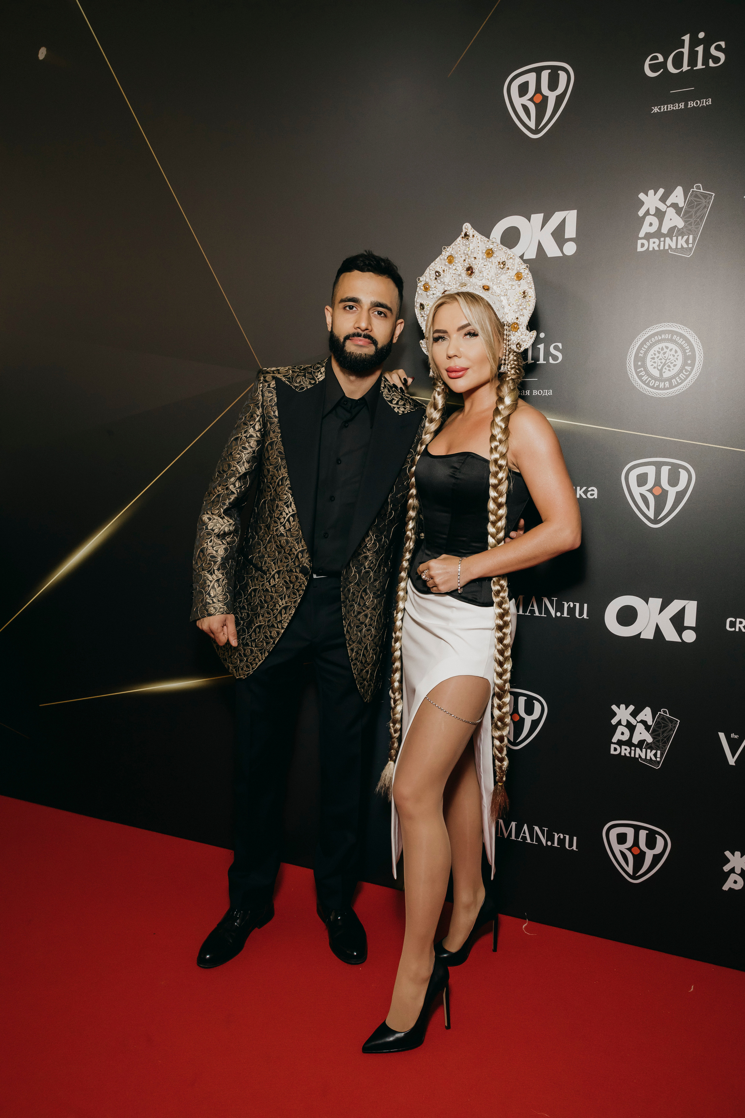 Гусейн Гасанов и Карина Кросс на Премии ЖАРА MUSIC AWARDS 2022 в Crocus City Hall в Москве