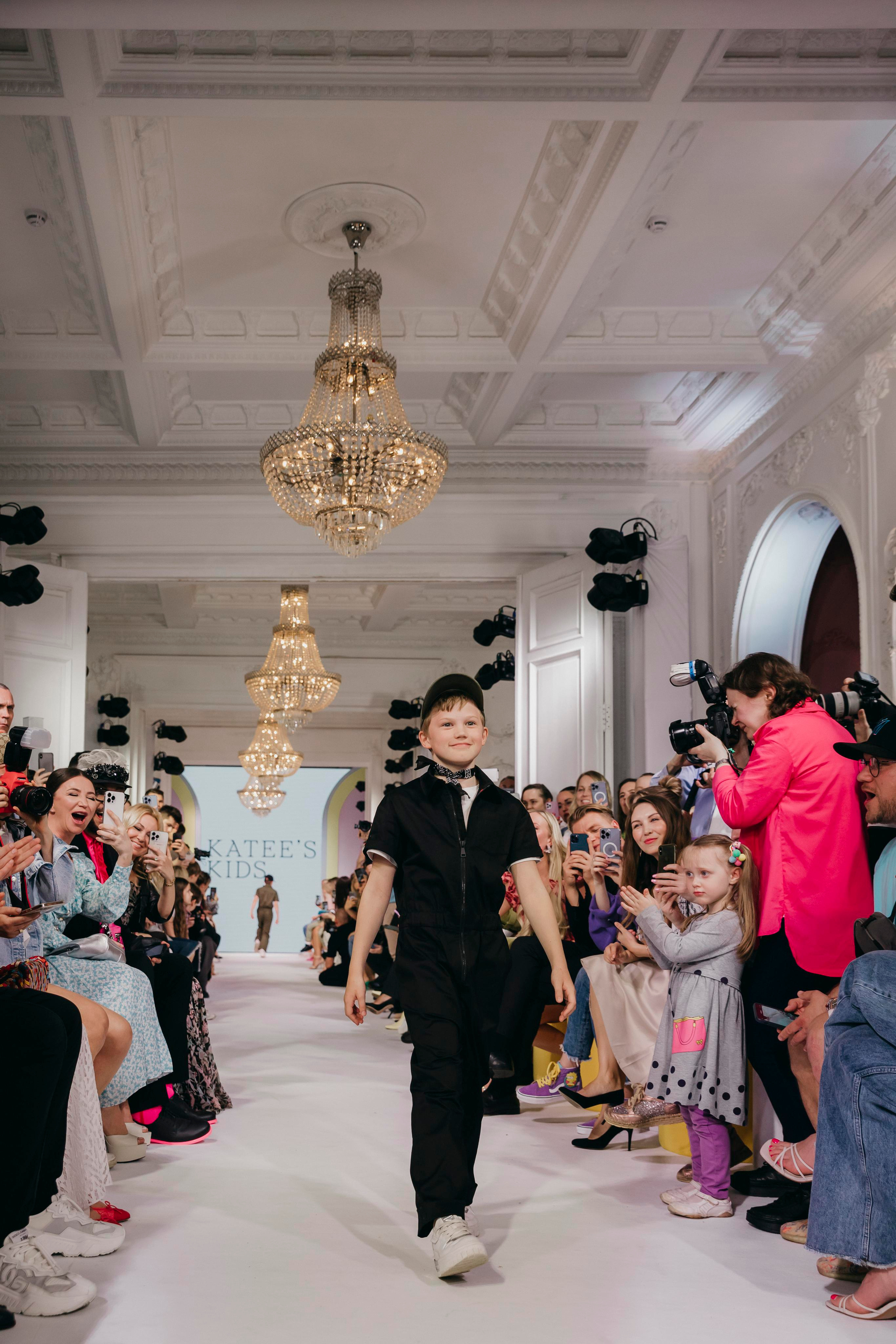 Сын Елены Блиновской на показе бренда KATEE'S KIDS в Москве