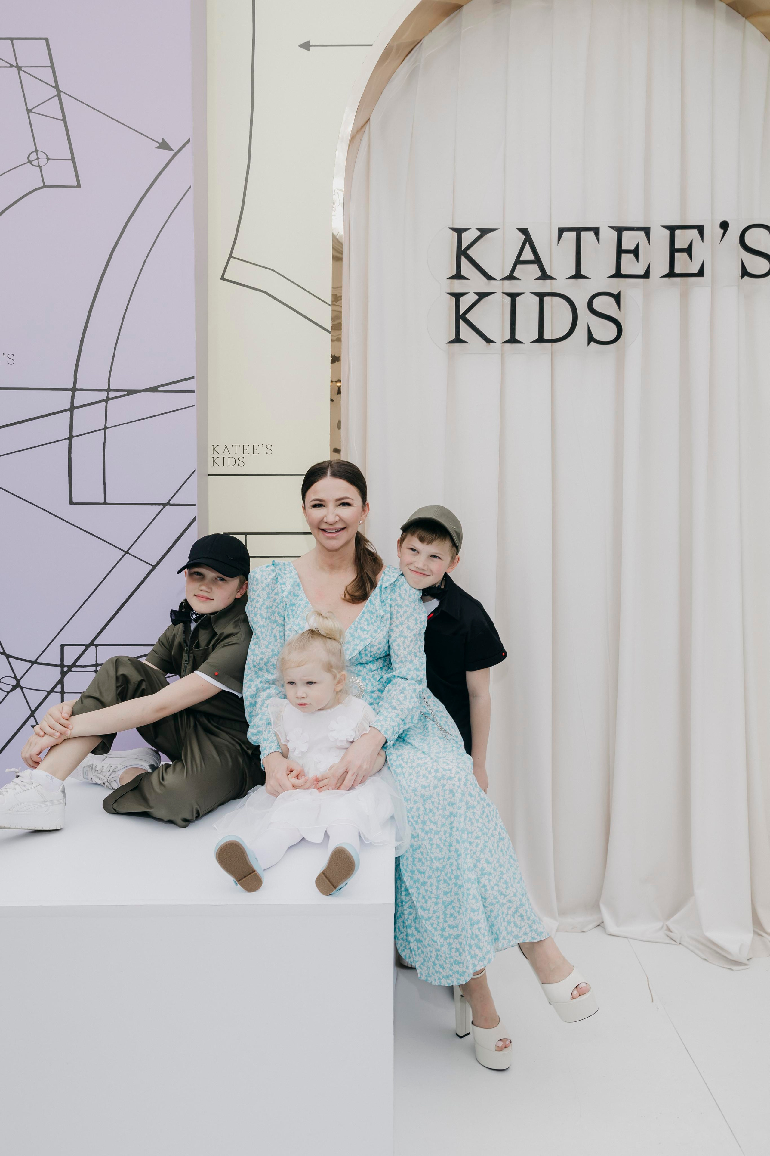 Елена Блиновская с детьми на показе бренда KATEE'S KIDS в Москве
