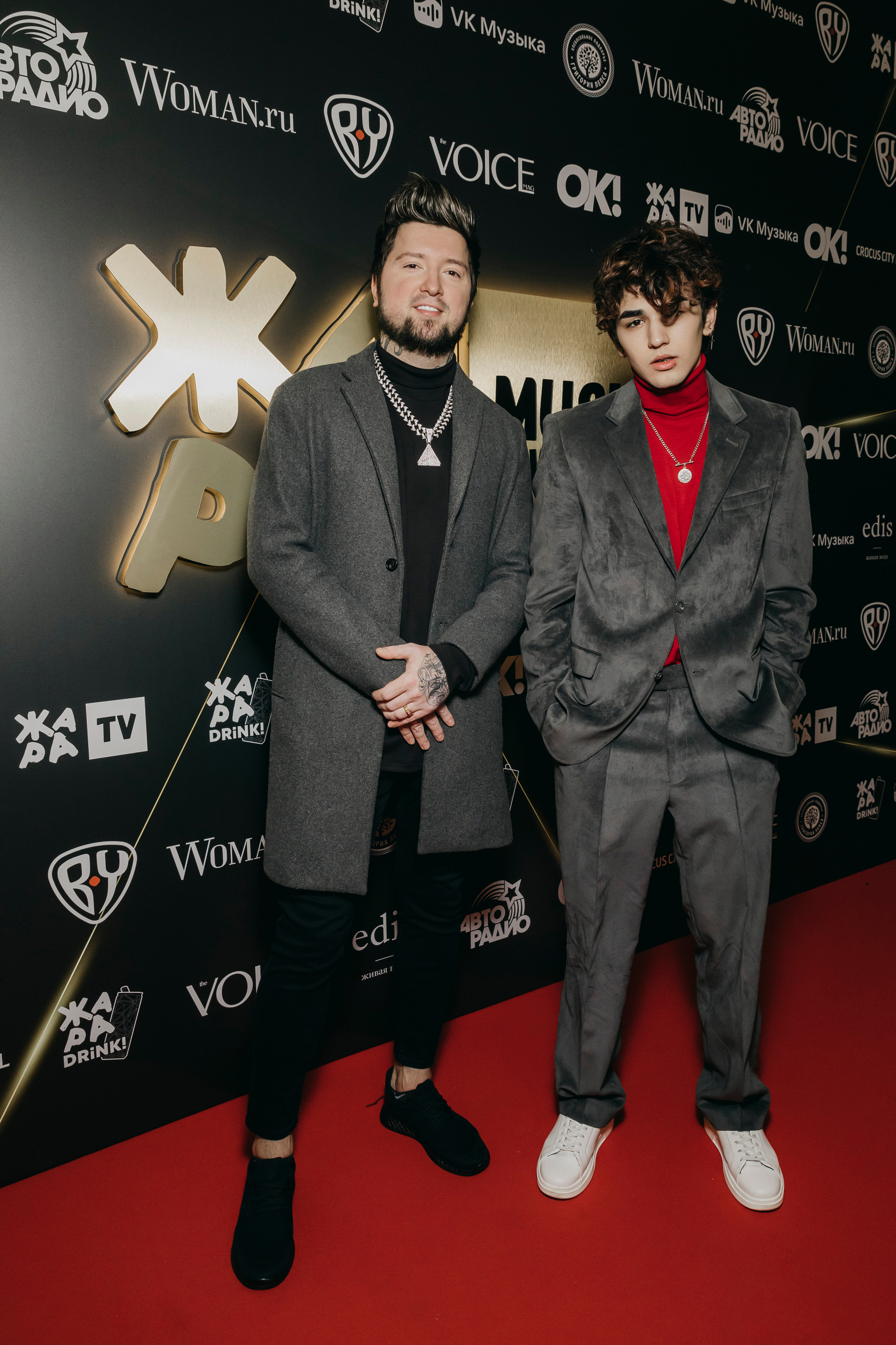 Amirchik (справа) на Премии ЖАРА MUSIC AWARDS 2022 в Crocus City Hall в Москве