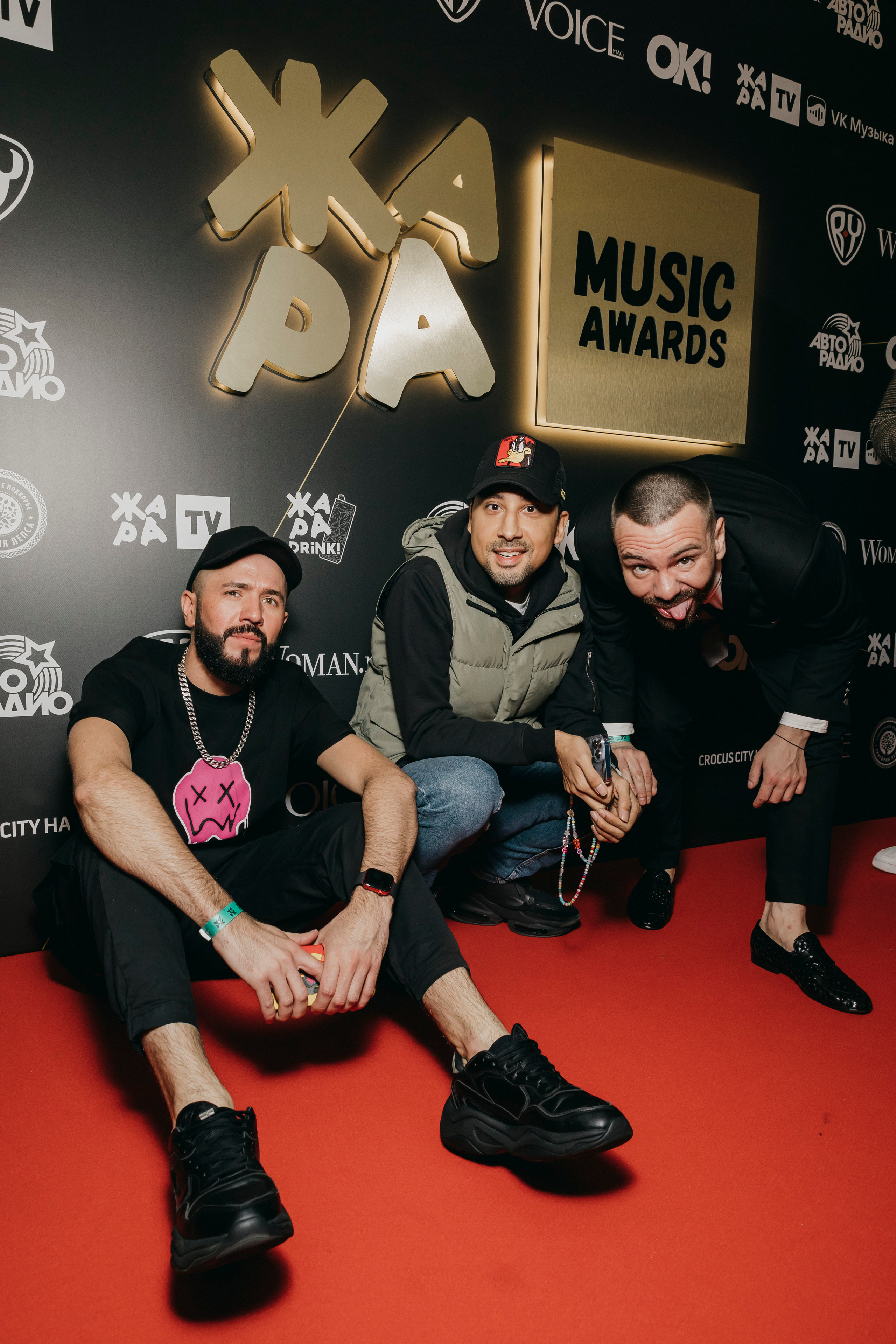 Антон Бо и Олег Пилягин (в центре и справа) на Премии ЖАРА MUSIC AWARDS 2022 в Crocus City Hall в Москве
