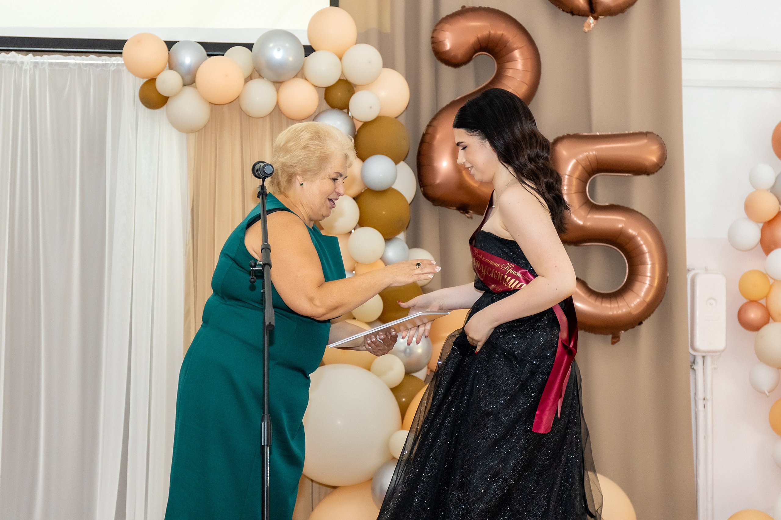 Выпускной. Школа 22, 11 класс. Стильный выпускной альбом Владивосток фотограф Вероника Мигачева