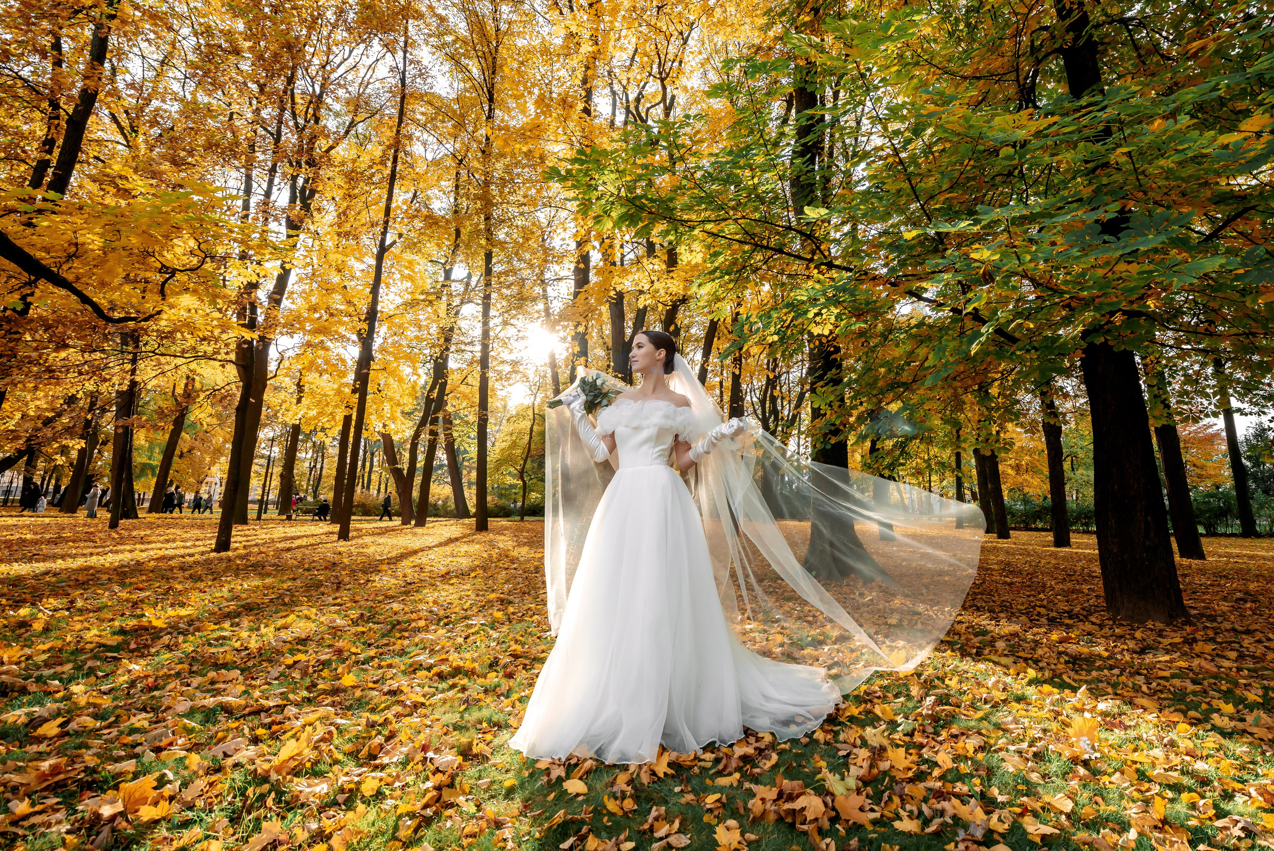 Осенняя великолепная свадебная прогулка жениха и невесты в октябре в Санкт-Петербурге в Михайловском парке и у Атлантов на Миллионной улице. Портретный, семейный и свадебный фотограф в Санкт-Петербурге и в Пушкине Ширяев Денис