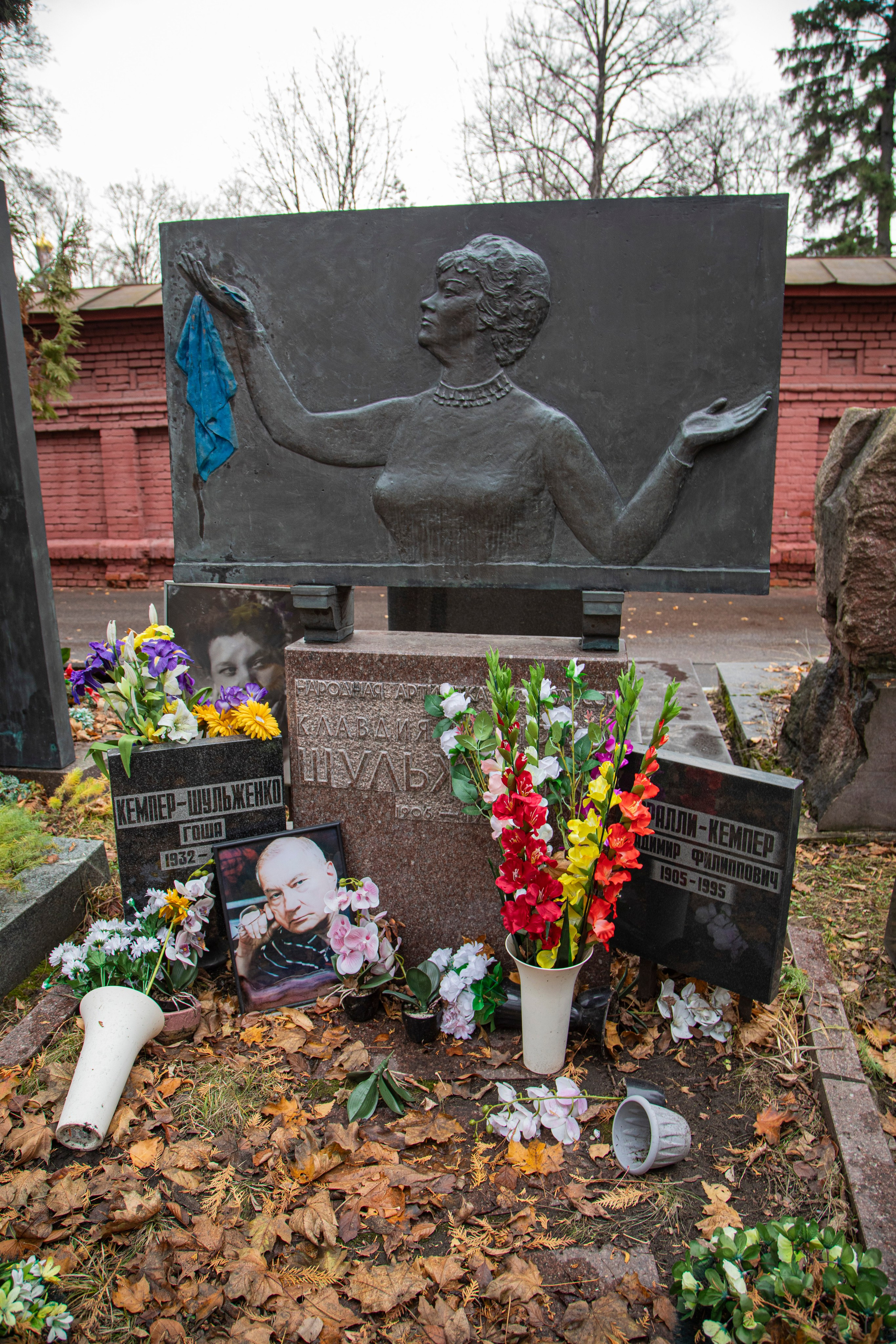 Осенняя прогулка по Новодевичьему кладбищу. Фотограф Сергей Ловкий