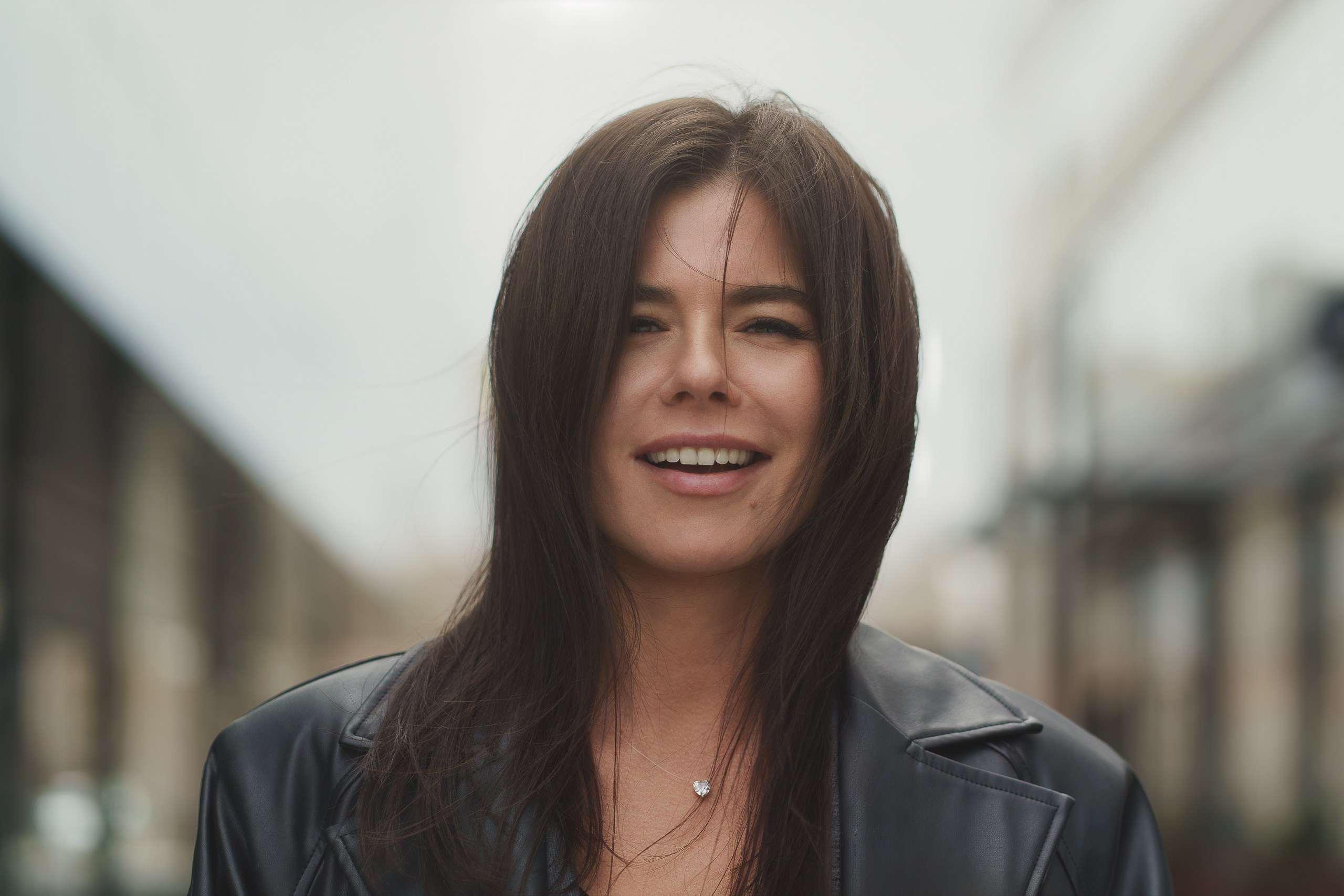 Стильный портрет девушке в городе | Профессиональный фотограф Евгений Карась