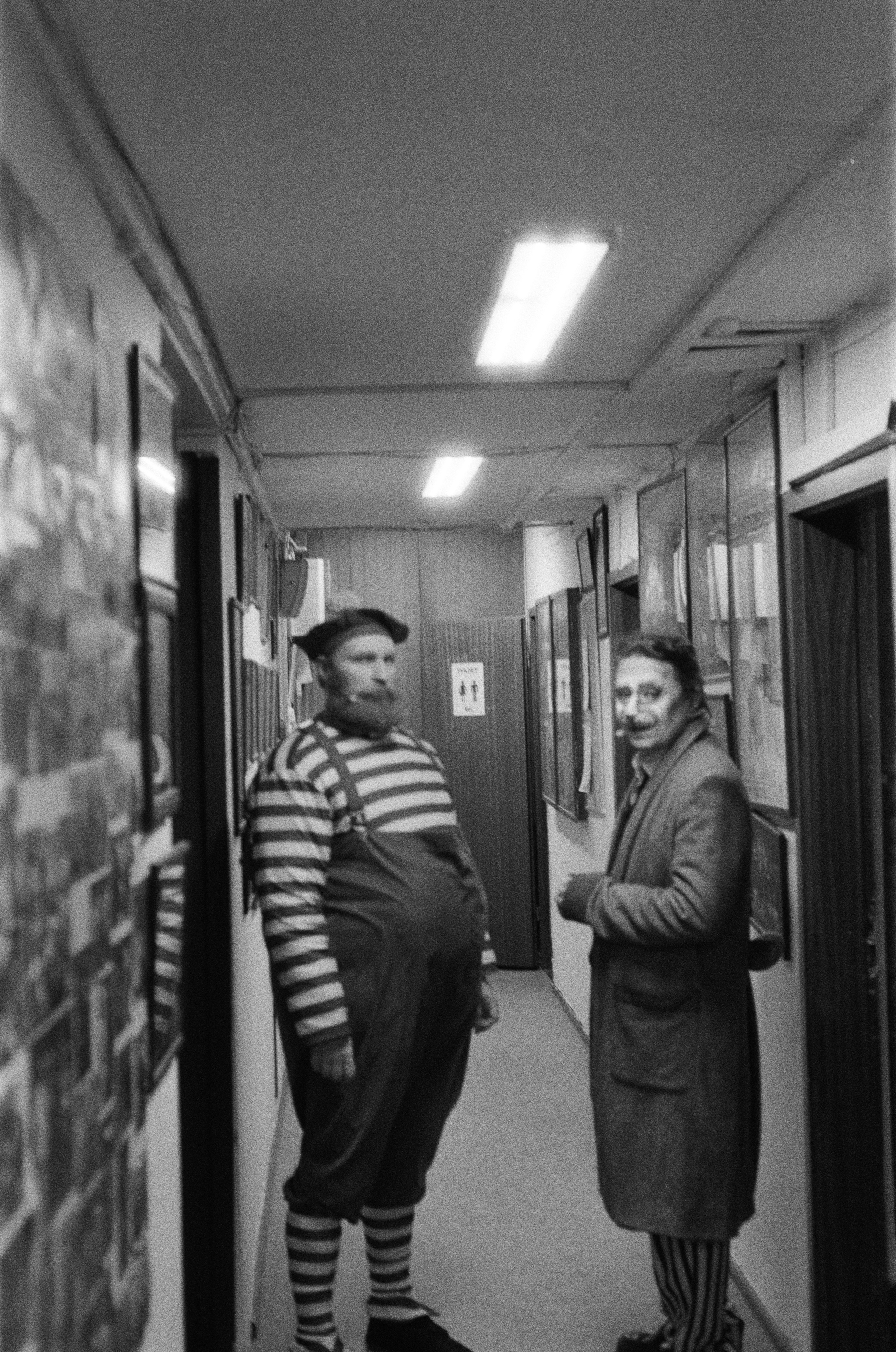 Фотосерия о магии театра и трансформации актёра: грим, костюмы, эмоции и визуальные метаморфозы на пути к сценическому образу. На фото — актёры Театра Стаса Намина и Мастерской Петра Фоменко. Фотограф: Ожерельев Лев