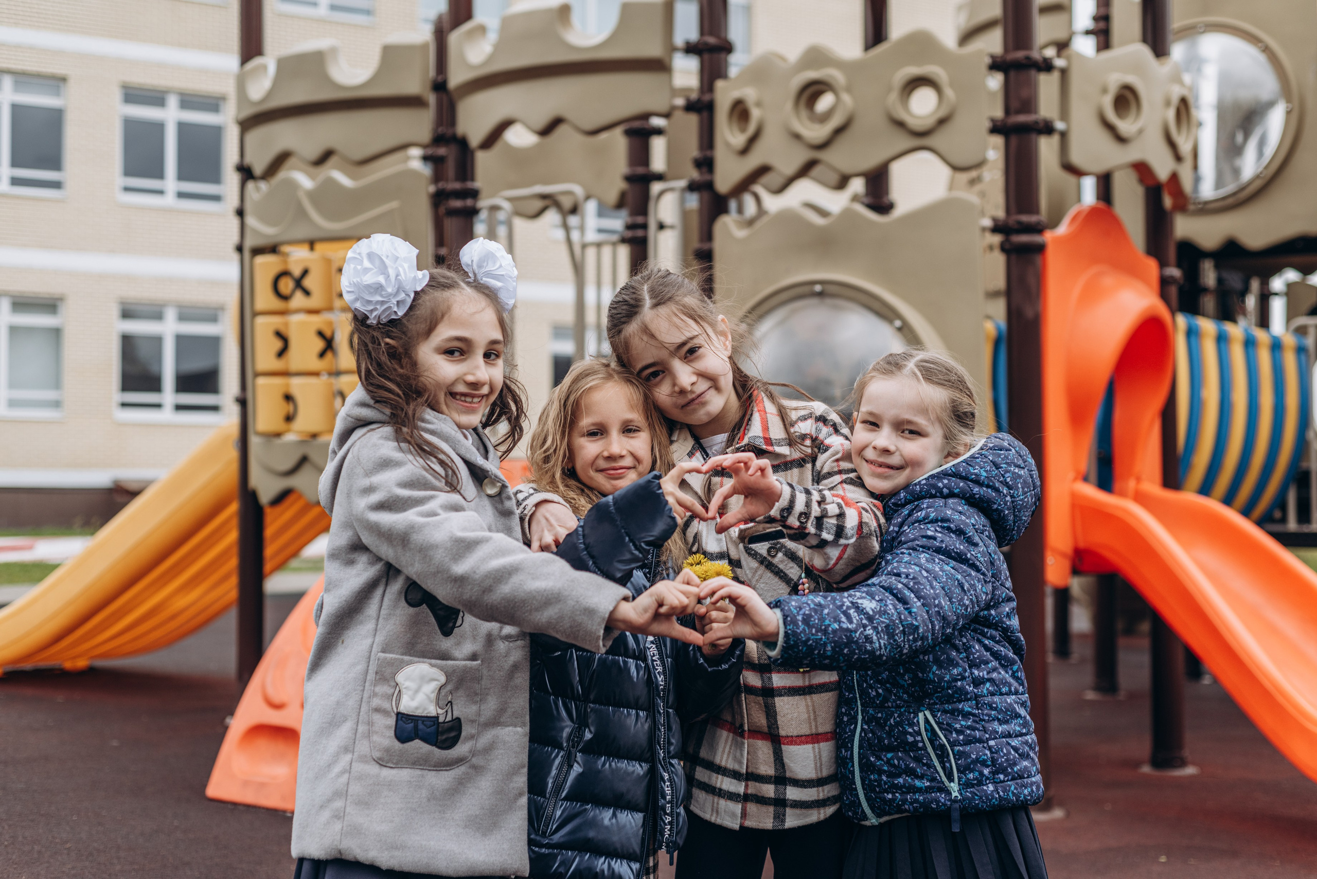 Выпускной альбом 1 класса — фотосессия в школе, деликатная ретушь и дизайн в Москве. MILATE — выпускные альбомы, фотосессии и видео в Москве