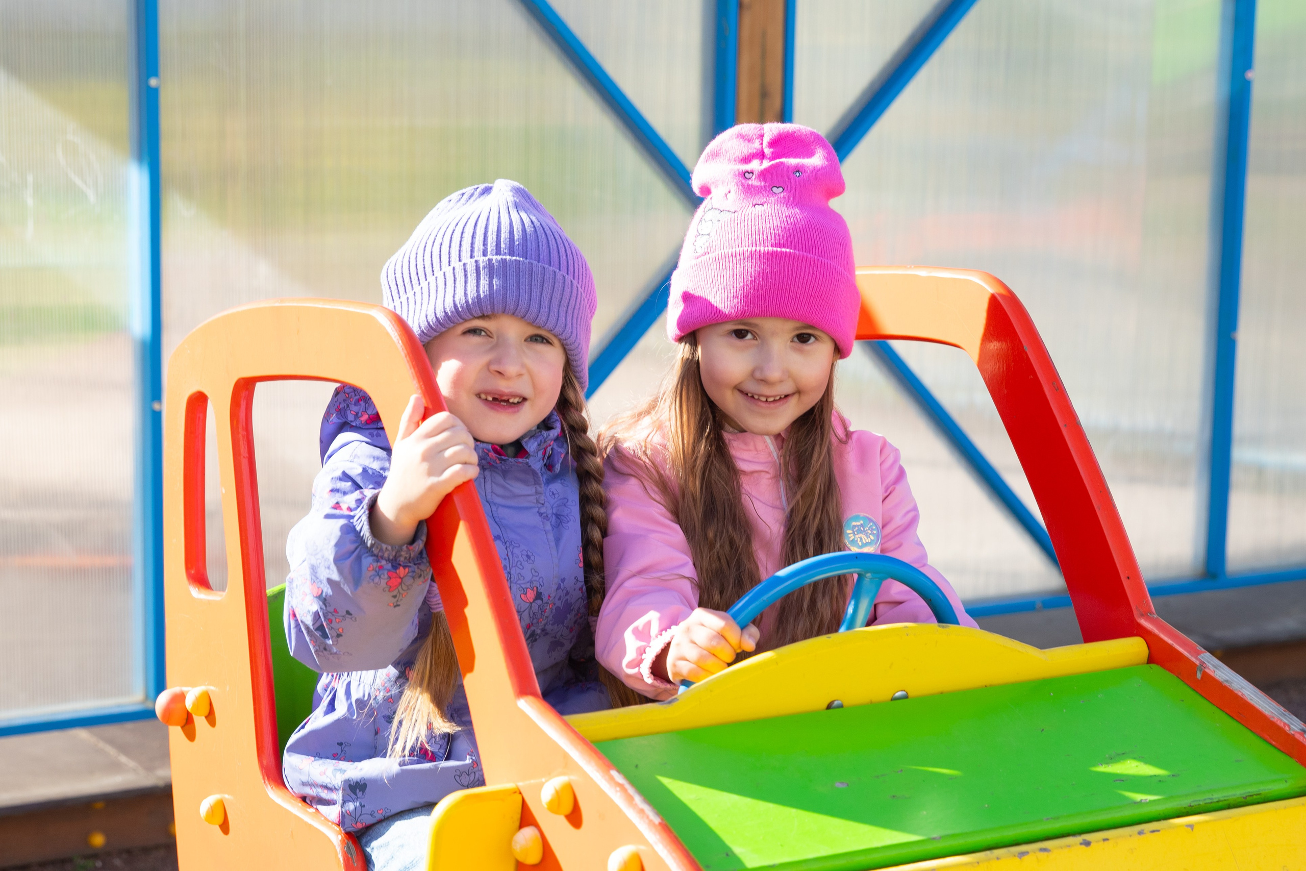 фото с прогулки девочки на детской площадки