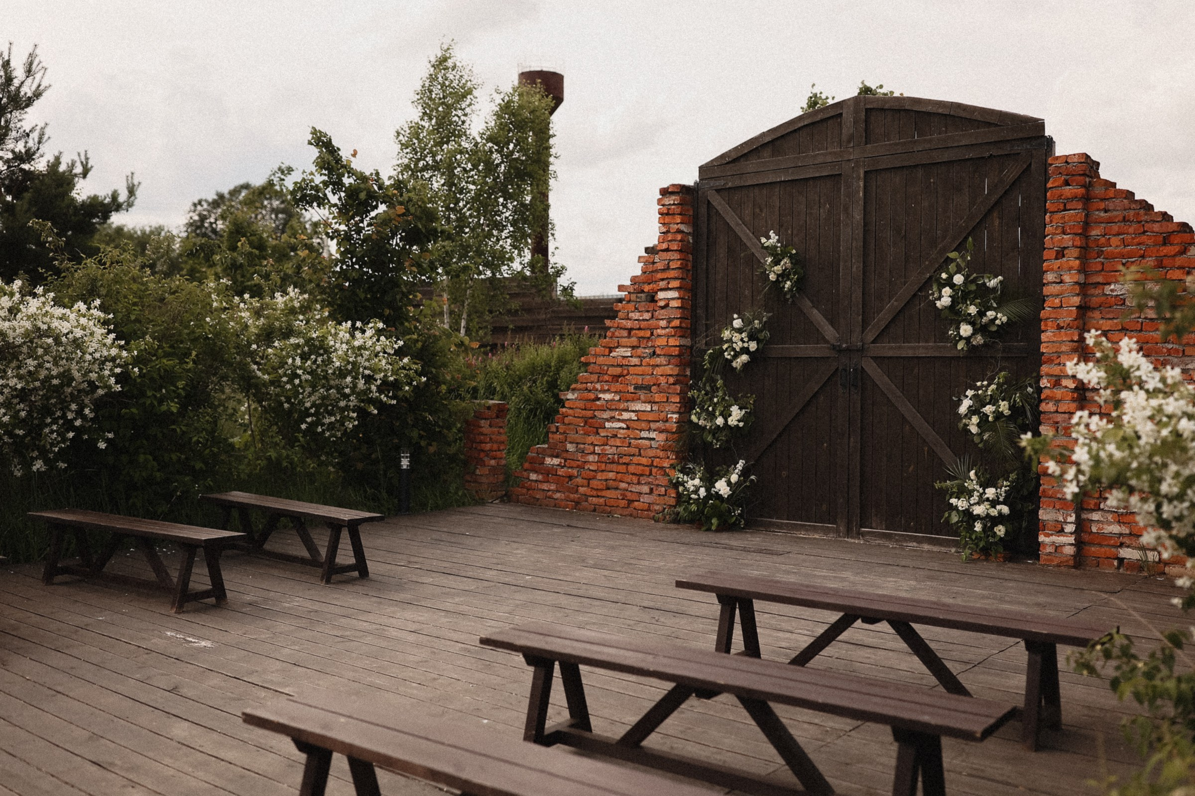 Амбарные ворота. Локация для церемонии и фотосессии. Свадебная площадка РАНЧО