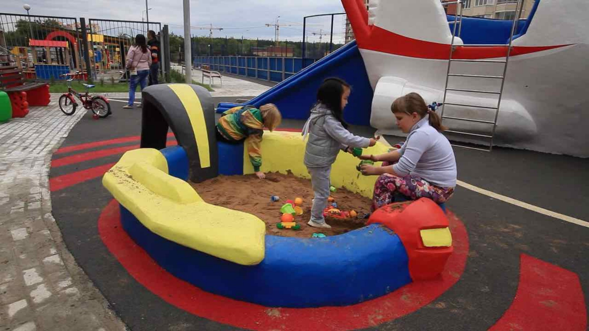 Детская игровая песочница для малышей полностью из торкрет-бетона