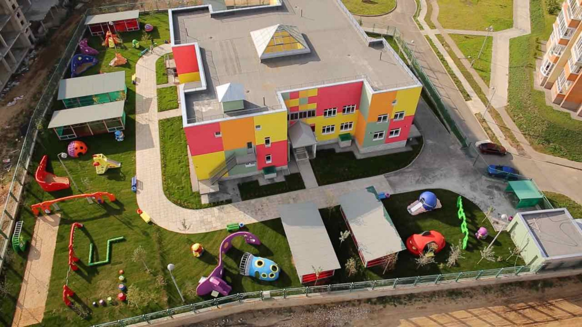 Вид сверху на детский сад с игровыми площадками выполненными из торкрет-бетона