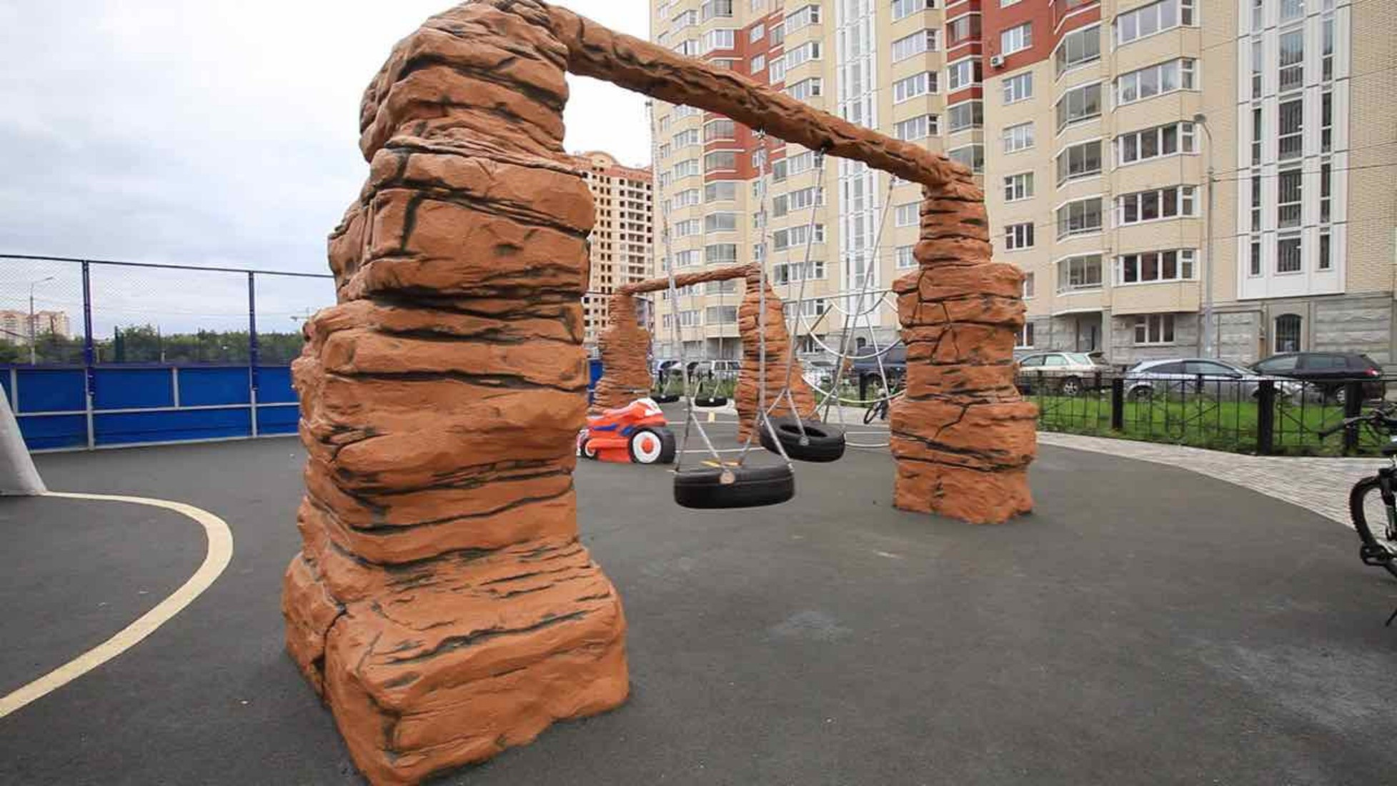 Детские качели на игровой площадке из баллонов имитация скалы торкрет-бетон