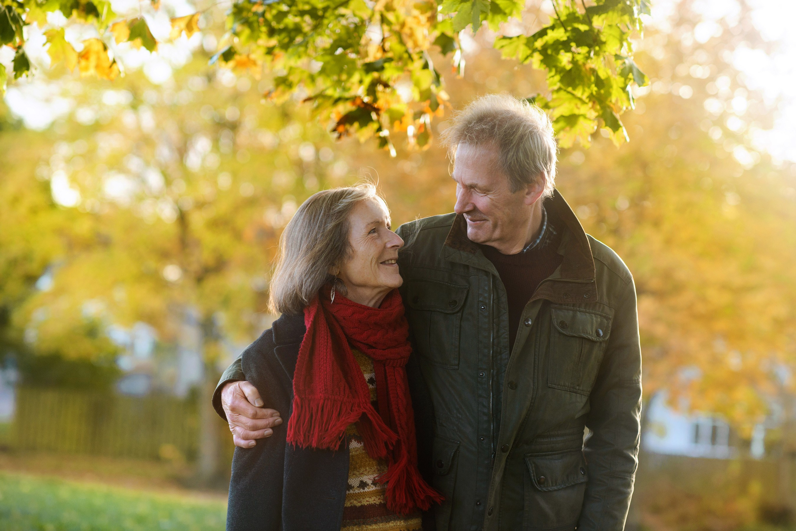 Photo session for a couple in a local autumn Scotland park. Elena Carruthers family photographer in Scotland (Edinburgh, Glasgow)