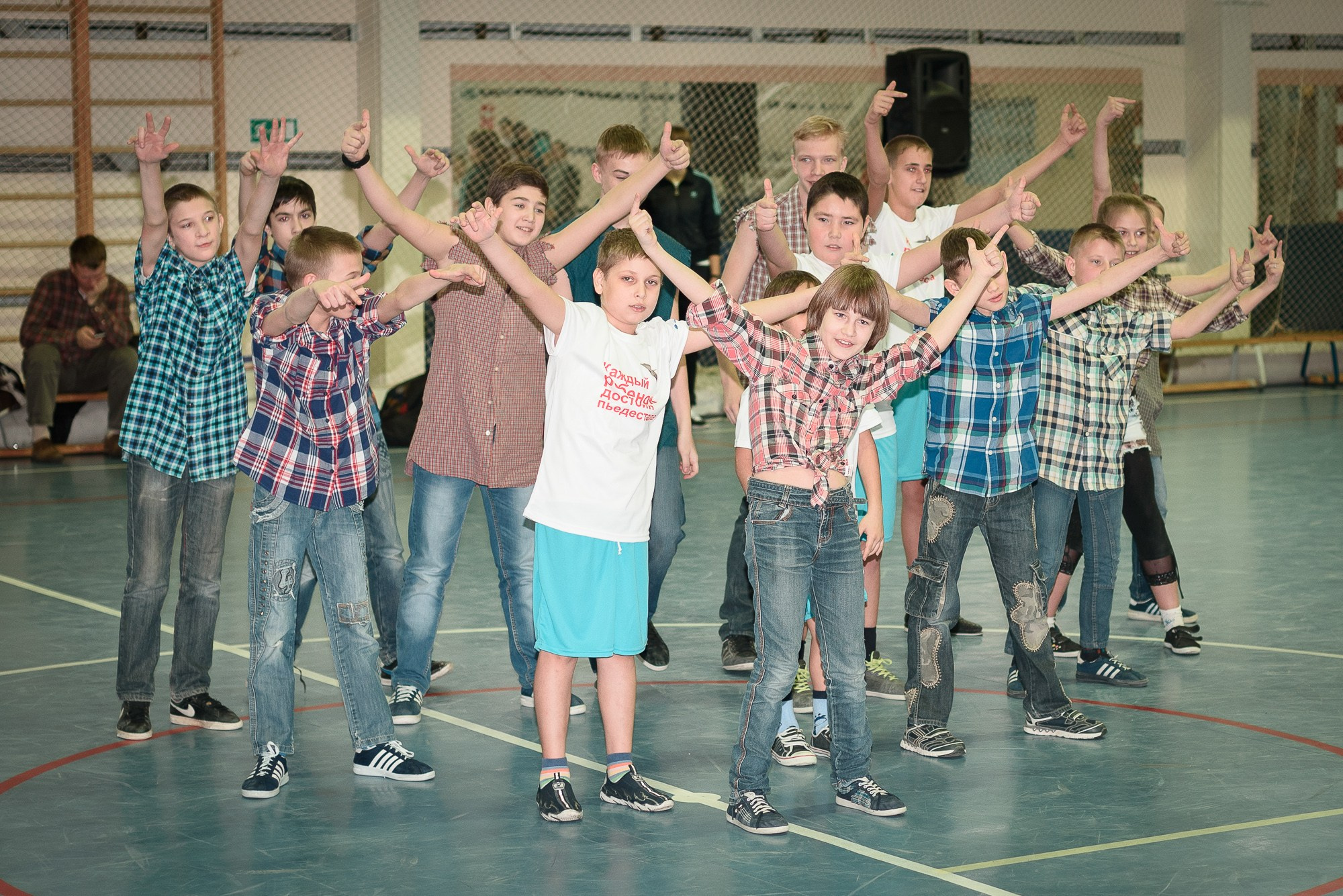 Участники музыкального номера подняли руки вверх