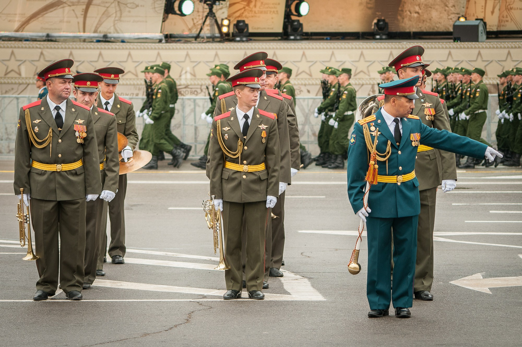 Военный оркестр стоит на площади перед торжественным парадом