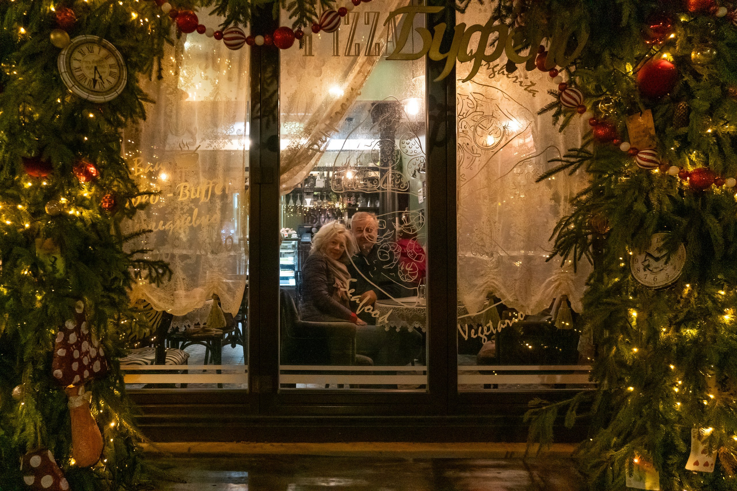 Двое в Новогоднем Зеленоградске. Фотограф Татьяна Рутковская Калининград