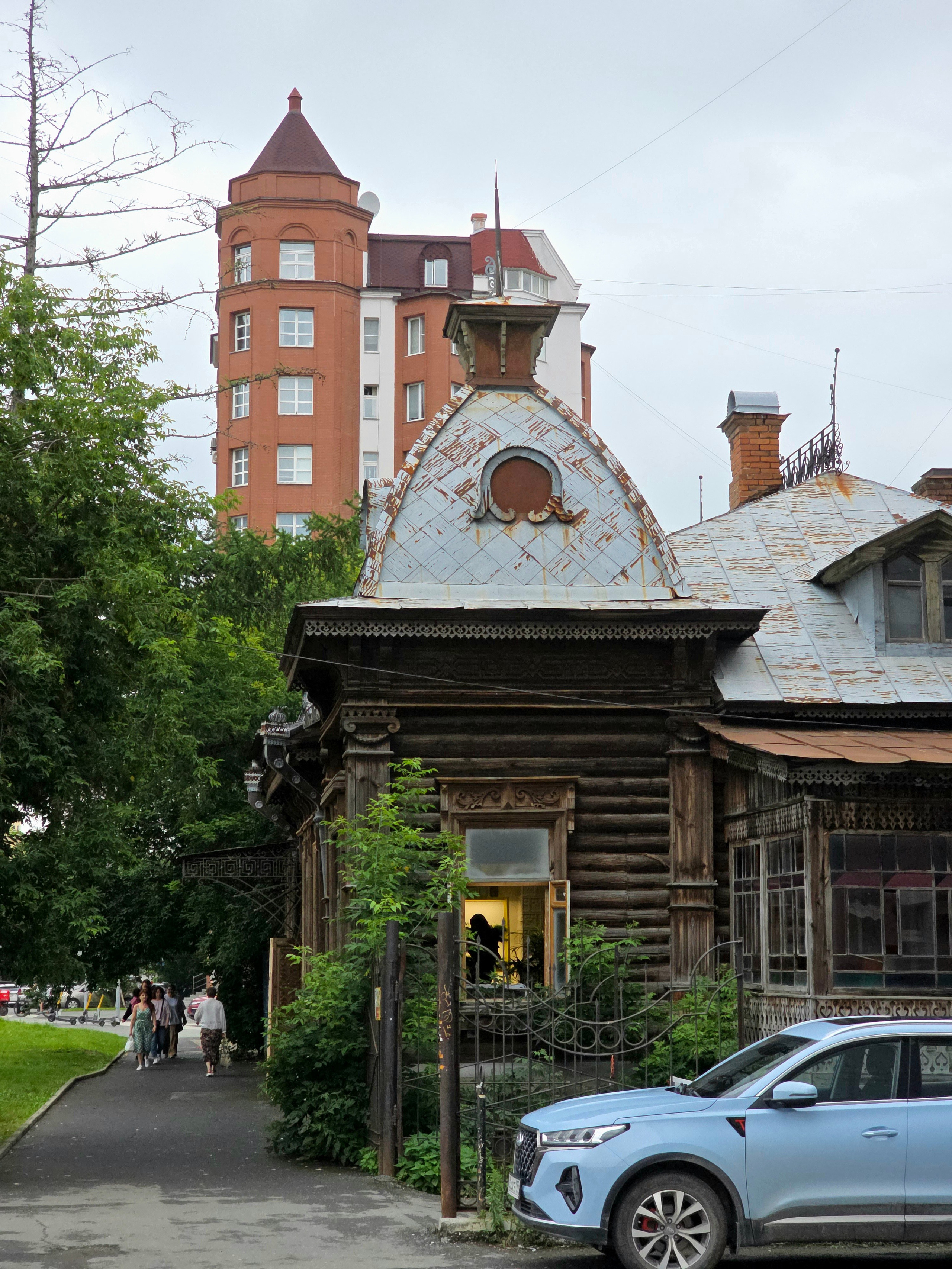 Екатеринбург - город контрастов. И этот контраст времен, бережно охраняемый, подкупает