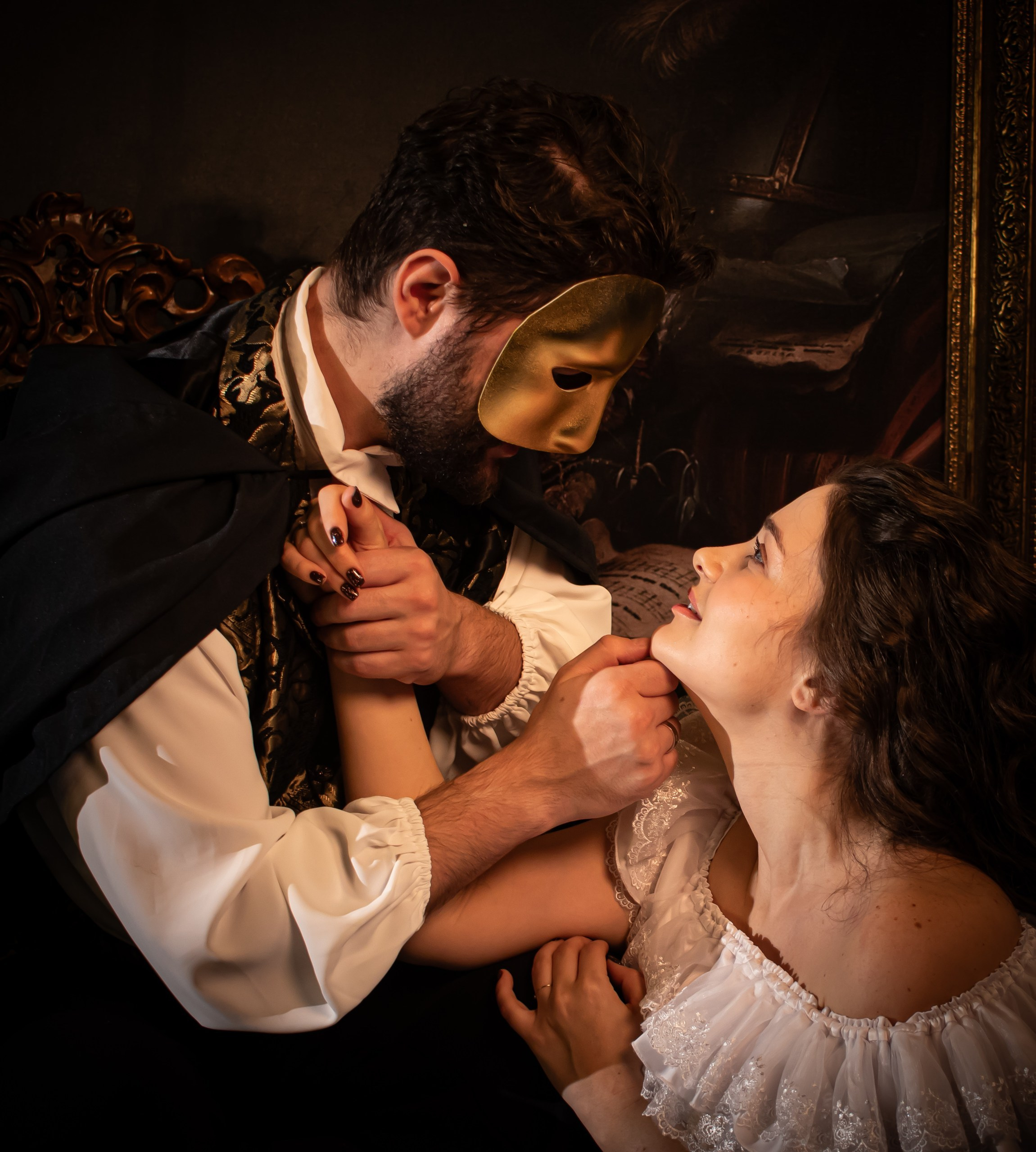 Девушка в белом платье смотрит на мужчину в маске, драматичная постановочная съёмка в стиле Призрак Оперы, фотограф Карасёва Елена