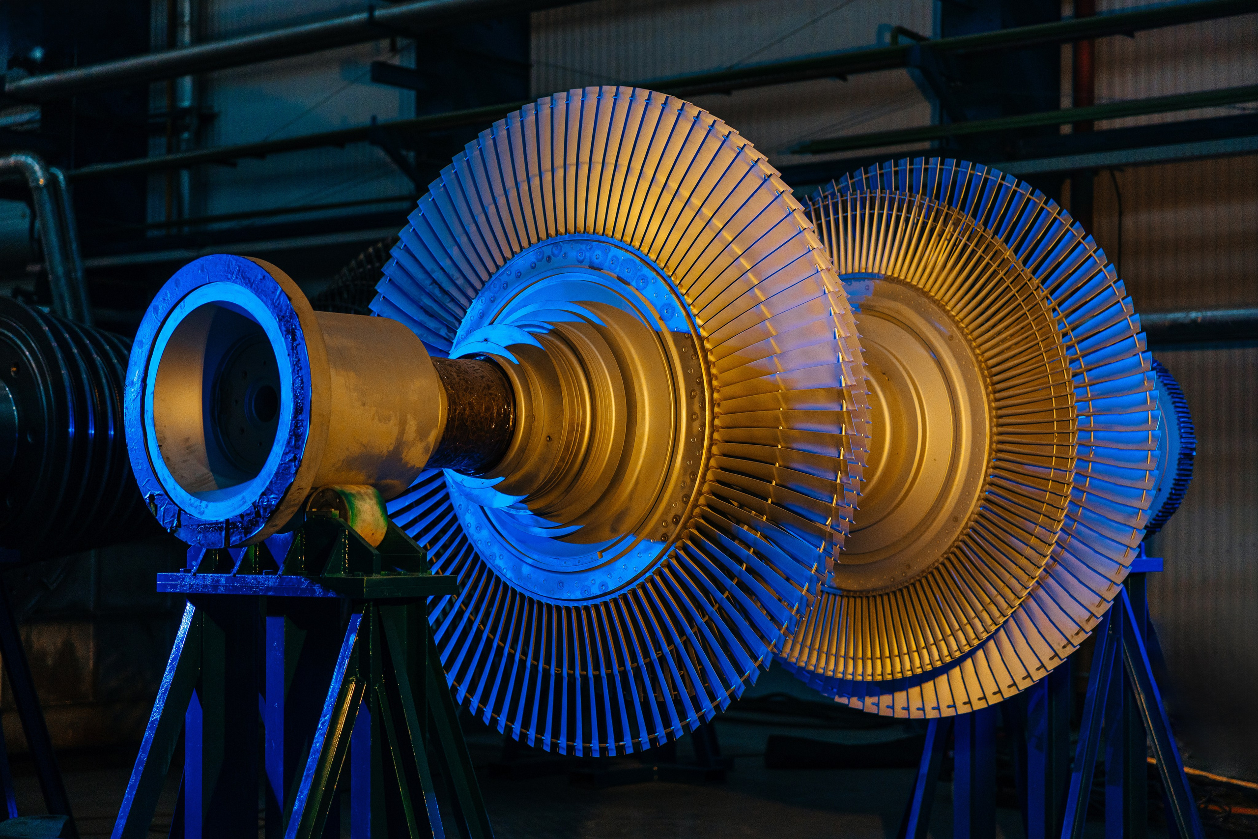 Яркая промышленная съёмка на стыке реальности и визуальных трендов