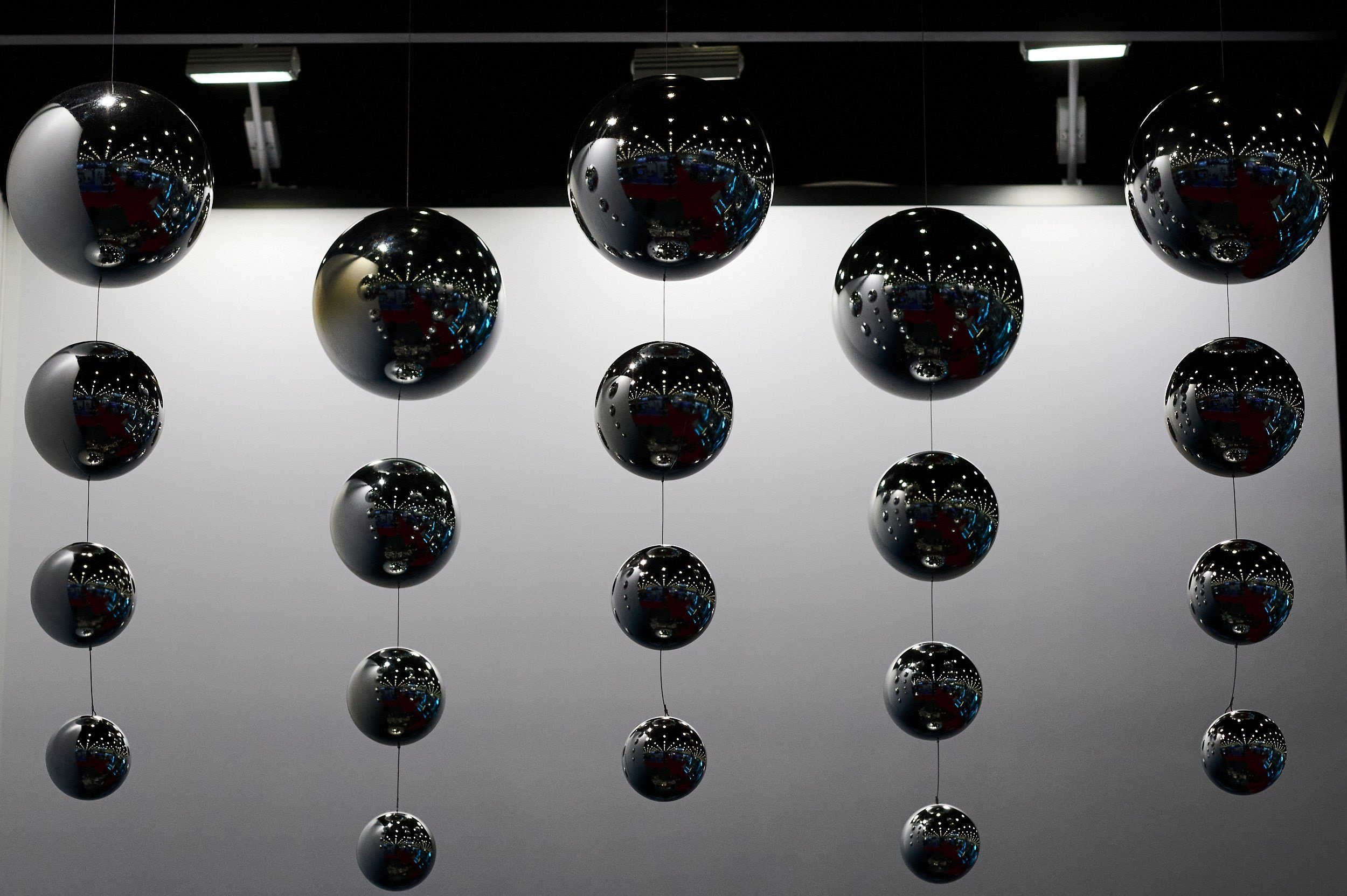 Инсталляция в виде чёрных икринок на стенде Nautic Rus. Seafood Expo Russia 2025, Экспофорум, Санкт‑Петербург.