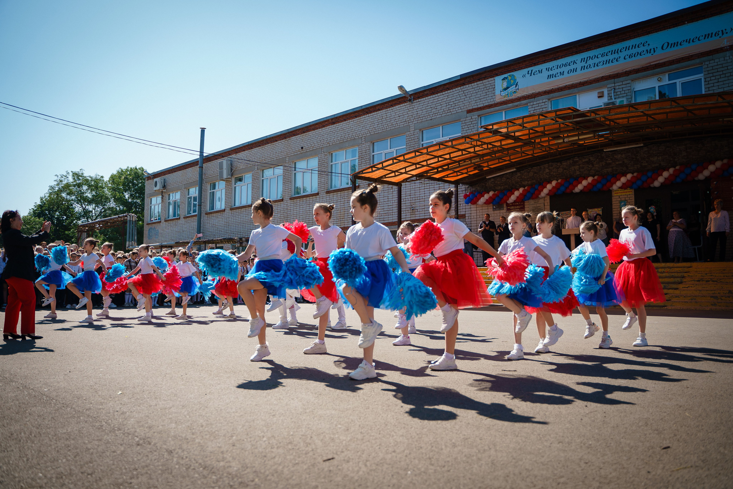 Последний звонок_Выпускники 11кл._Гимназия 18_2024 г. Фотографы из солнечного Краснодара Вадим и Надежда Митус