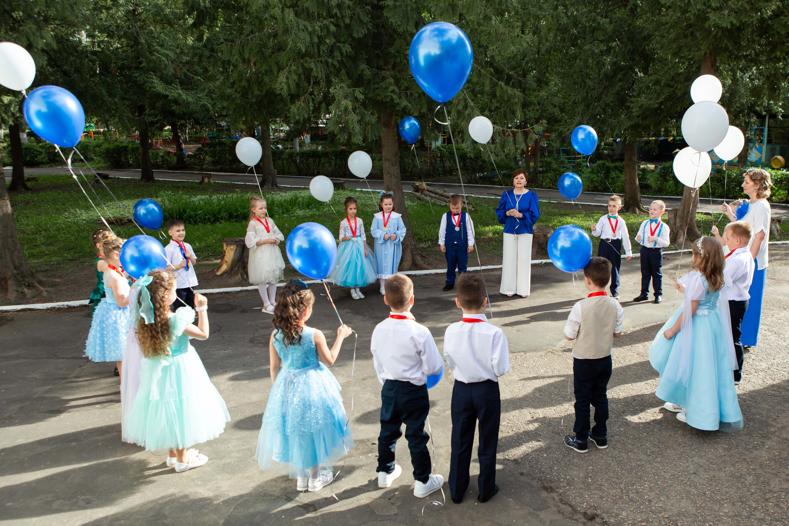 Фотограф Николай Богатырев проводит фотосессию выпускного в детском саду в Мценске, Орле и Орловской области, яркие фотографии первоклассников.