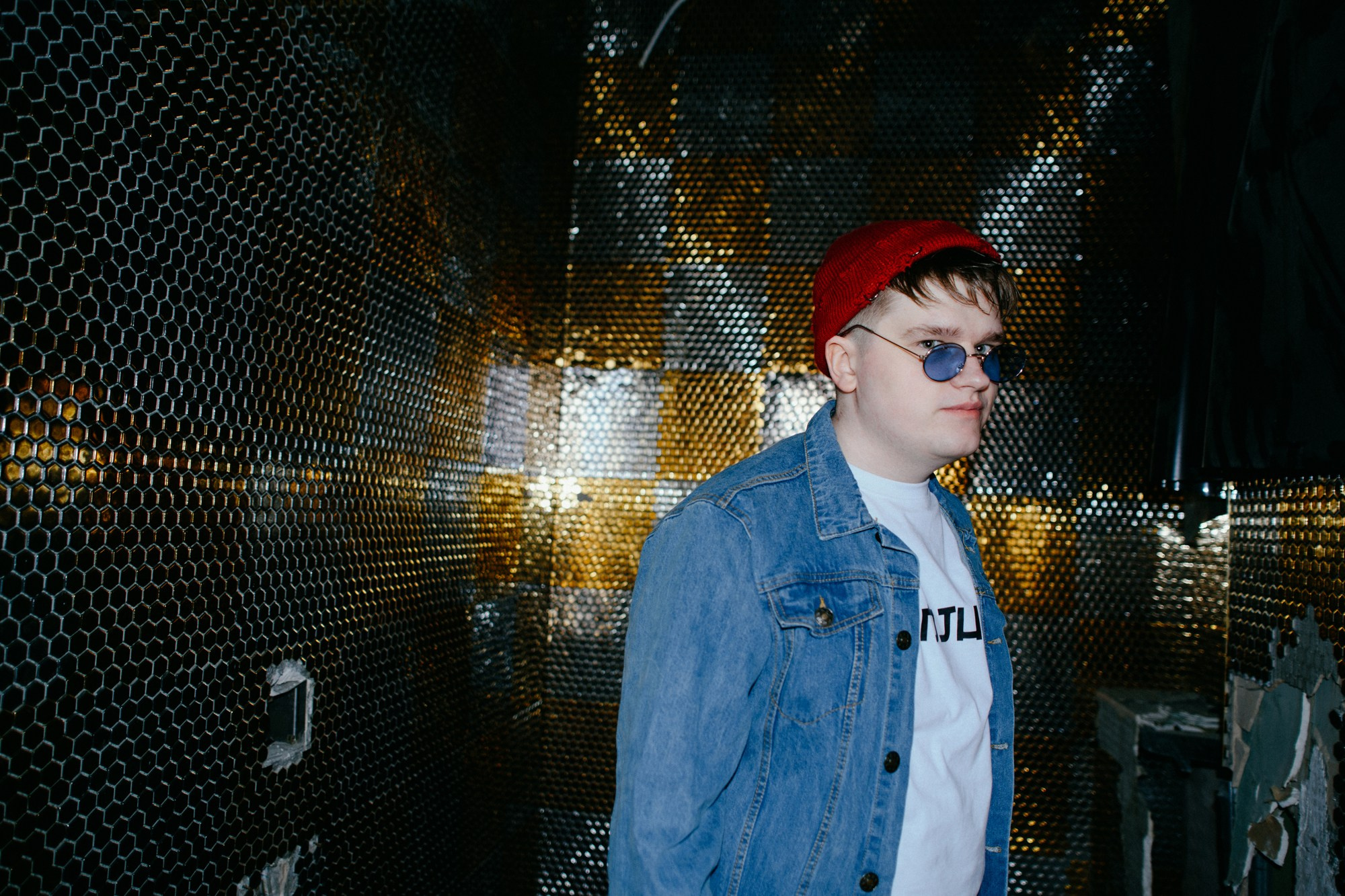 Мужской портрет в интерьере заброшенного здания, Тюмень, эстетика андеграунда