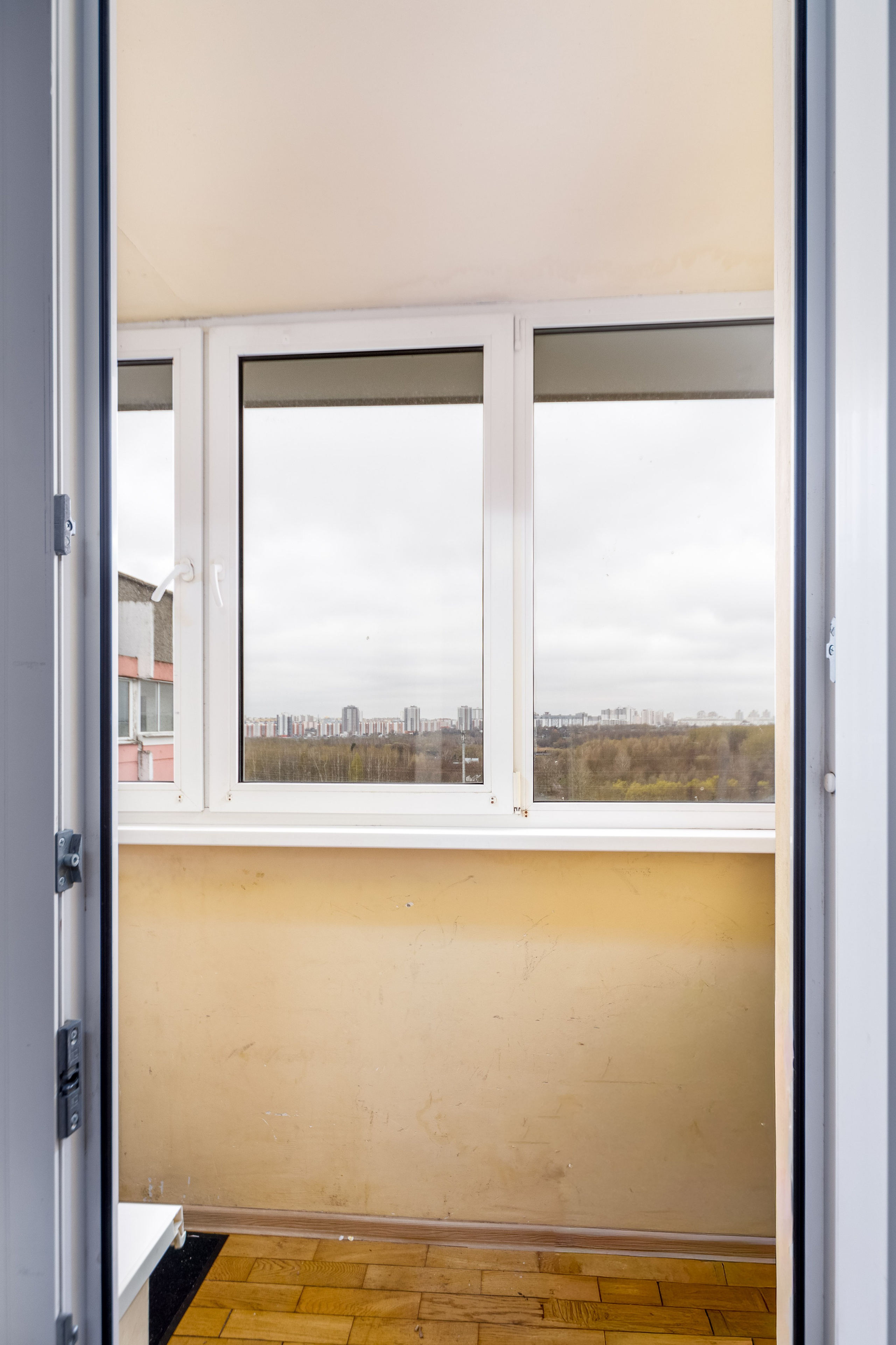 Фото интерьера видовой лоджии в двухкомнатной квартире в Серебрянке