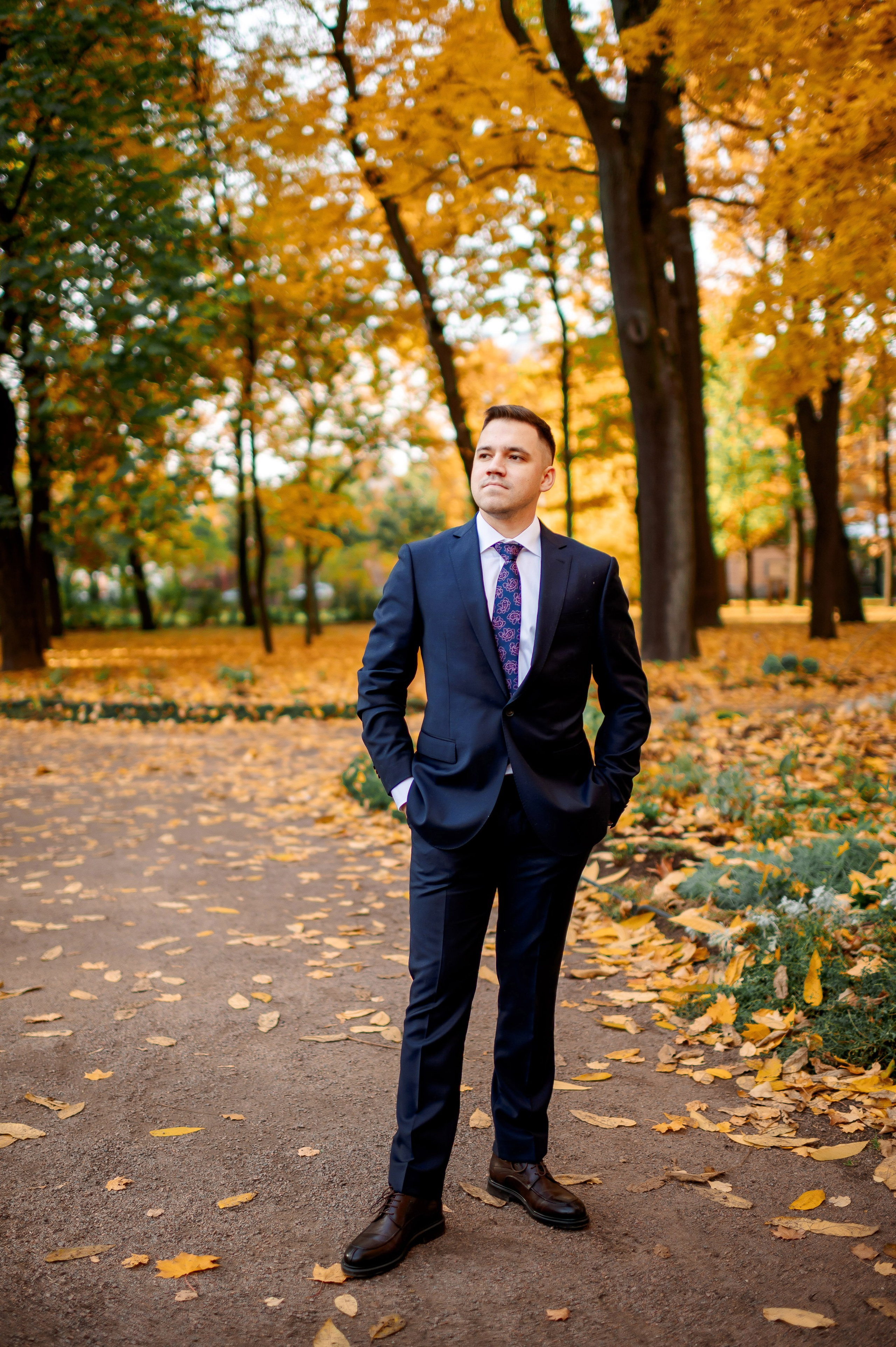 Осенняя великолепная свадебная прогулка жениха и невесты в октябре в Санкт-Петербурге в Михайловском парке и у Атлантов на Миллионной улице. Портретный, семейный и свадебный фотограф в Санкт-Петербурге и в Пушкине Ширяев Денис