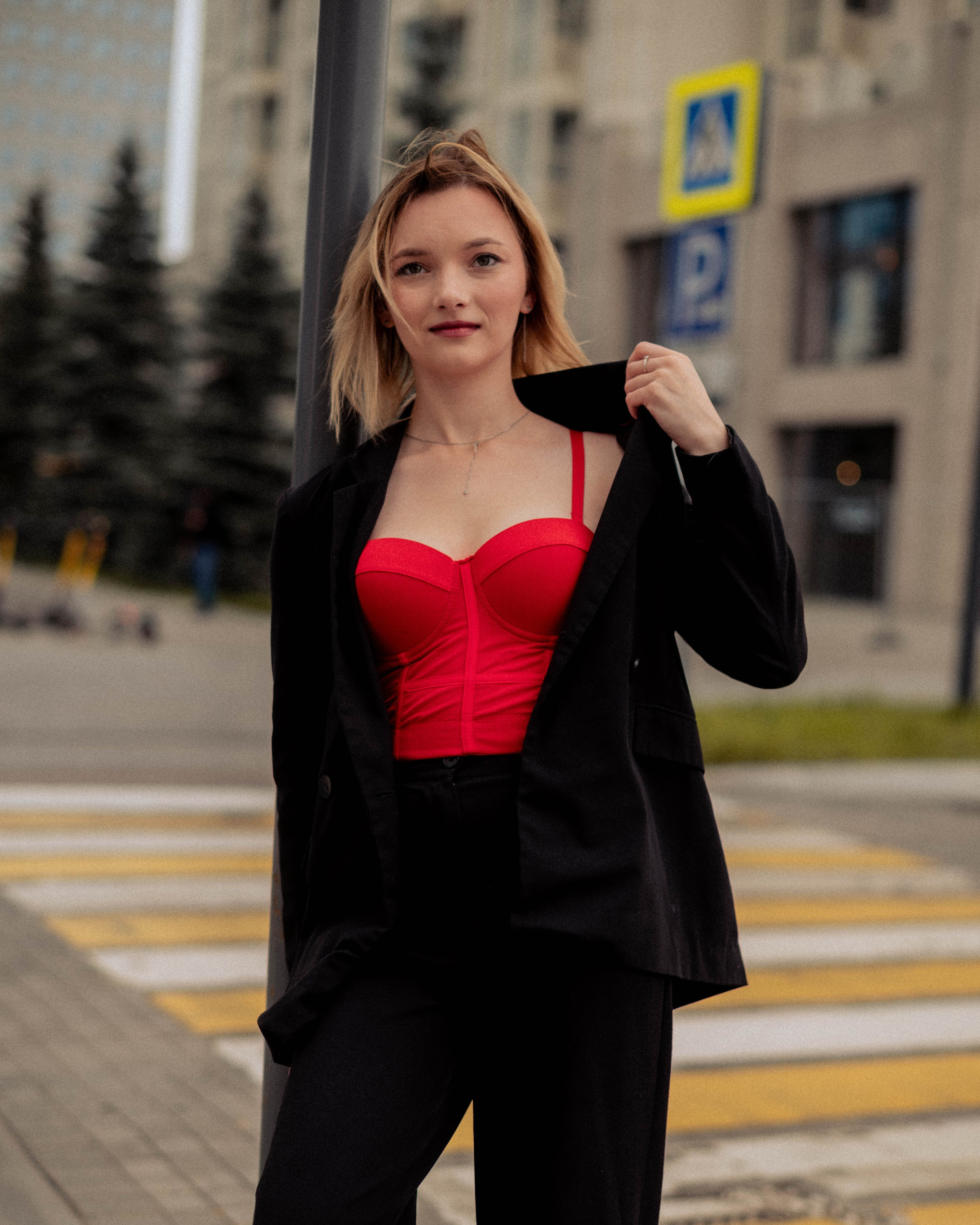 Аня. Женский фотограф. Создатель украшений ручной работы. Модель