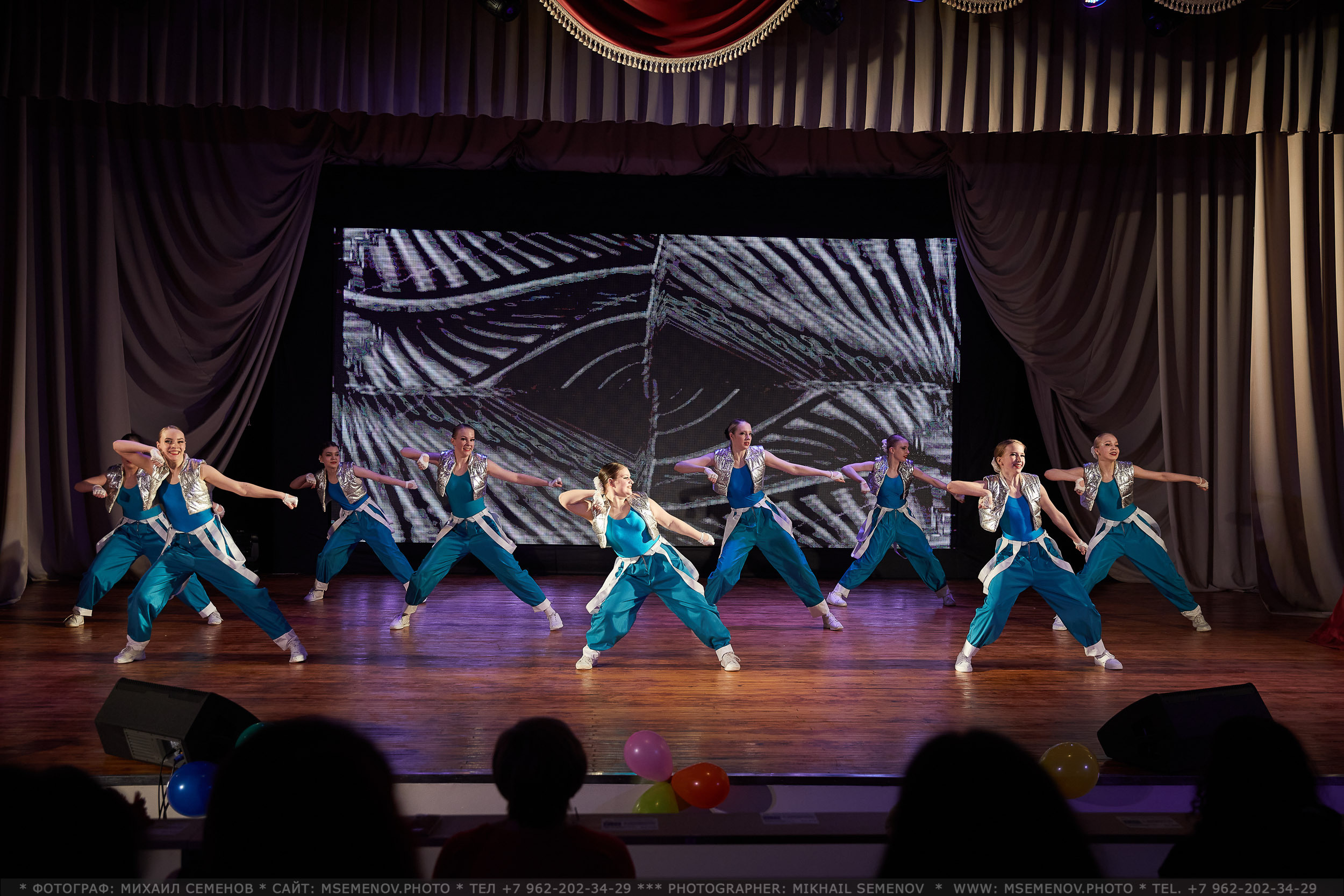 Анона фоторепортажа с концерта Ансамбль современного эстрадного танца. Фотограф, фотопроекты Михаила Семенова в Ярославле. Фотошкола