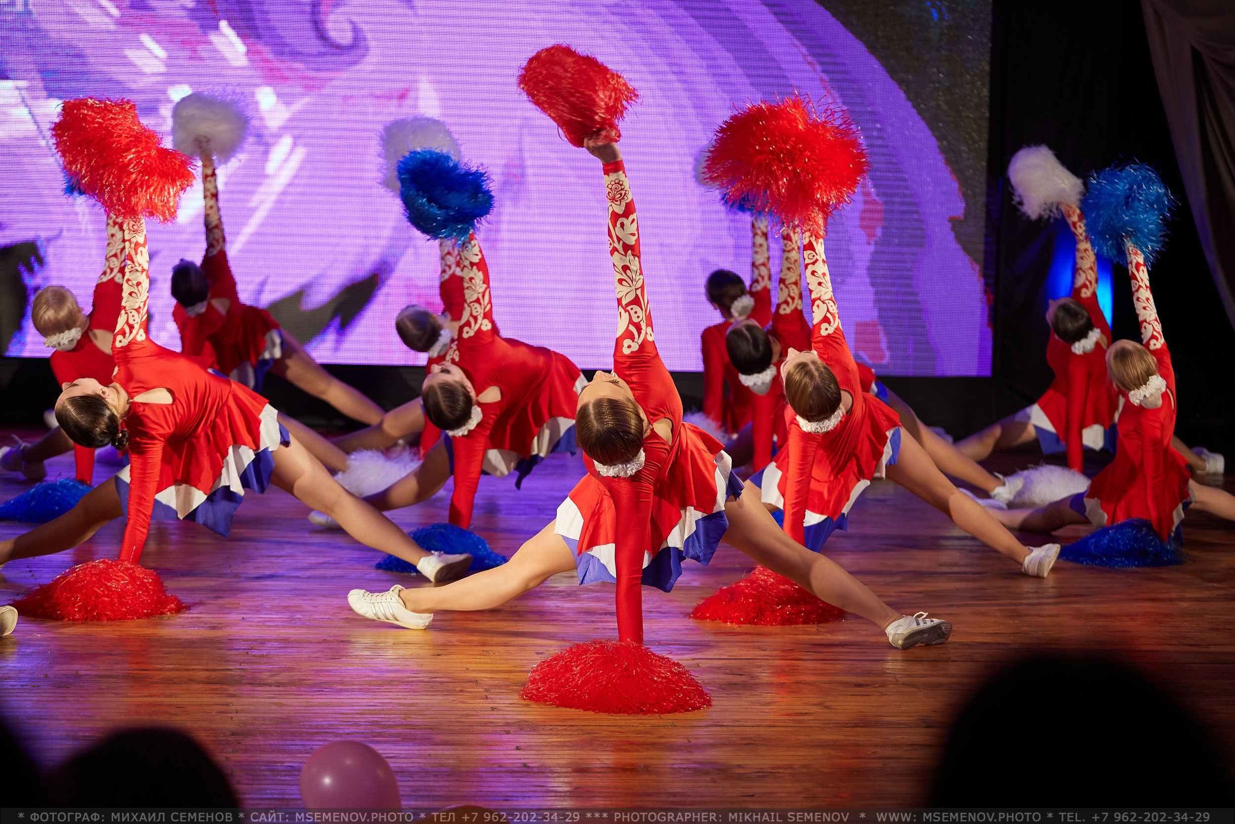 Анона фоторепортажа с концерта Ансамбль современного эстрадного танца. Фотограф, фотопроекты Михаила Семенова в Ярославле. Фотошкола