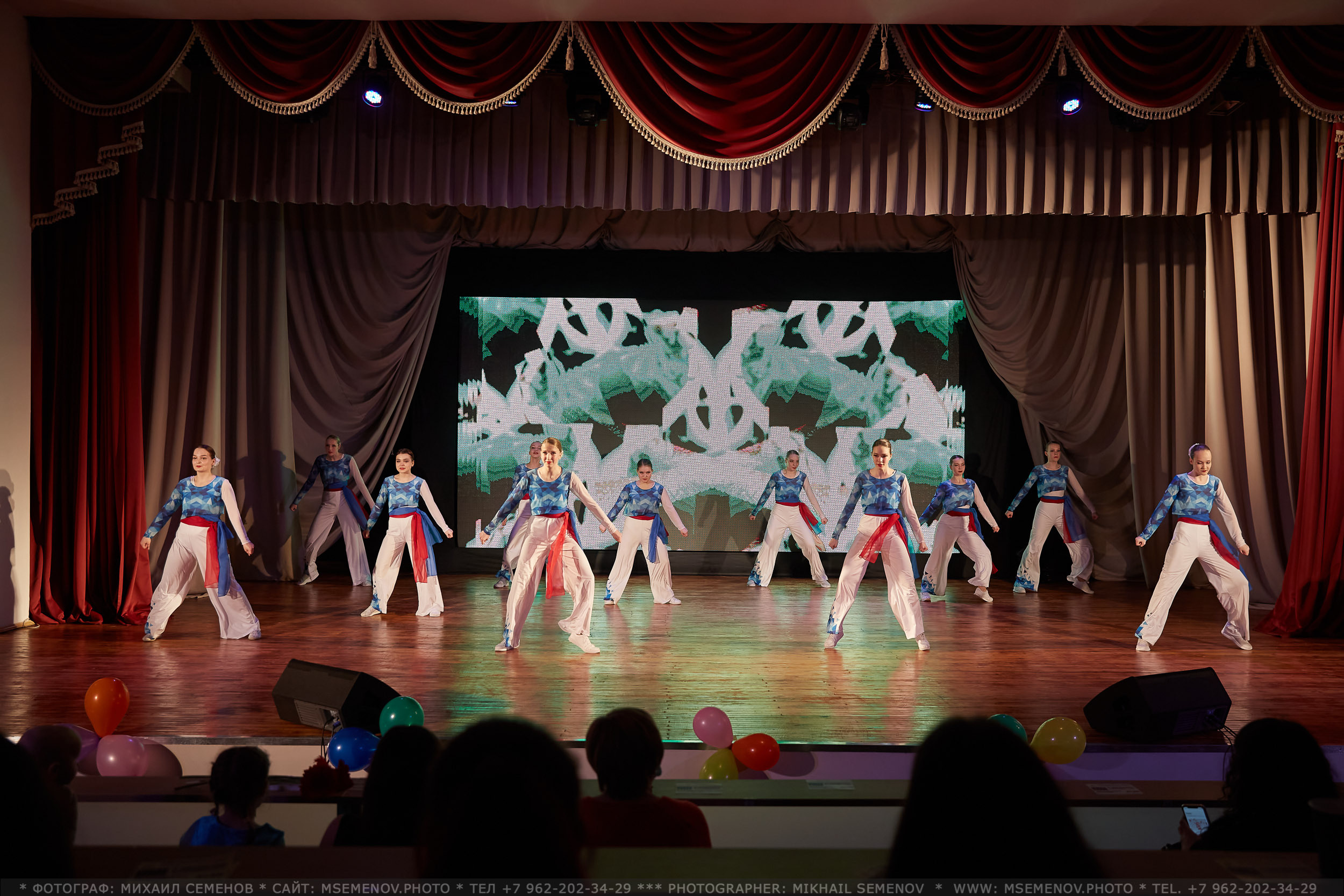 Анона фоторепортажа с концерта Ансамбль современного эстрадного танца. Фотограф, фотопроекты Михаила Семенова в Ярославле. Фотошкола