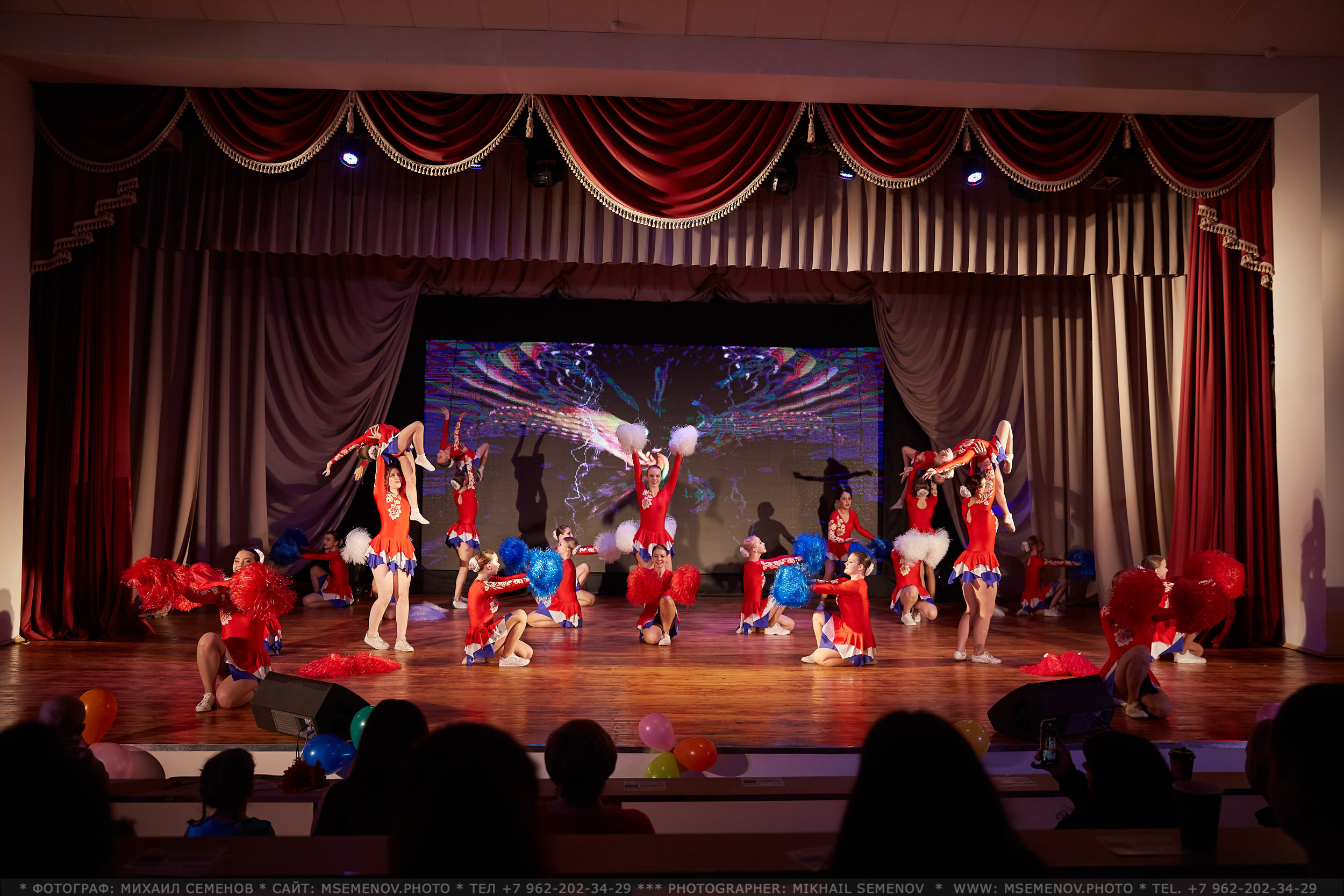 Анона фоторепортажа с концерта Ансамбль современного эстрадного танца. Фотограф, фотопроекты Михаила Семенова в Ярославле. Фотошкола