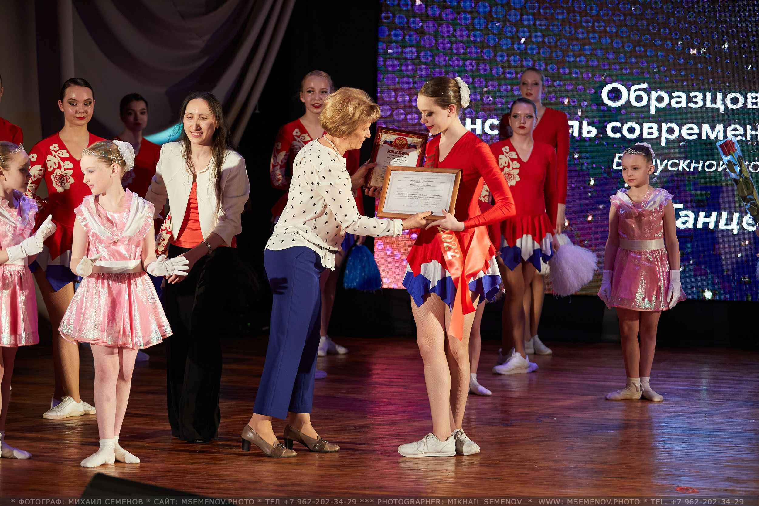 Анона фоторепортажа с концерта Ансамбль современного эстрадного танца. Фотограф, фотопроекты Михаила Семенова в Ярославле. Фотошкола